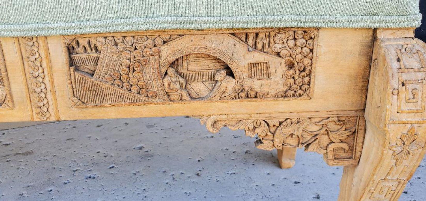Ancien banc long chinois en bois tapissé et sculpté à la main en vente 1