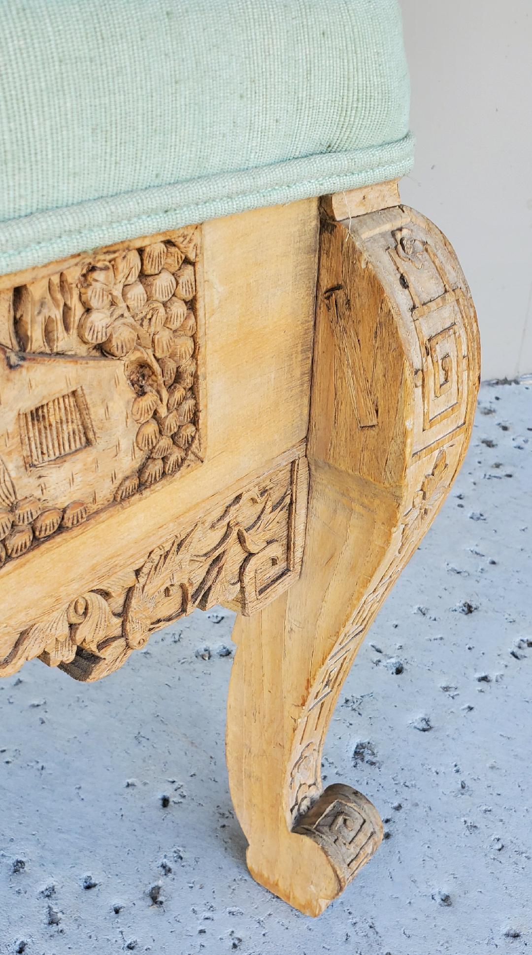 Ancien banc long chinois en bois tapissé et sculpté à la main en vente 2