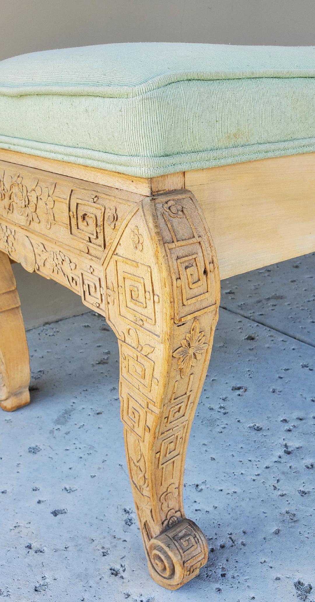 Ancien banc long chinois en bois tapissé et sculpté à la main en vente 3