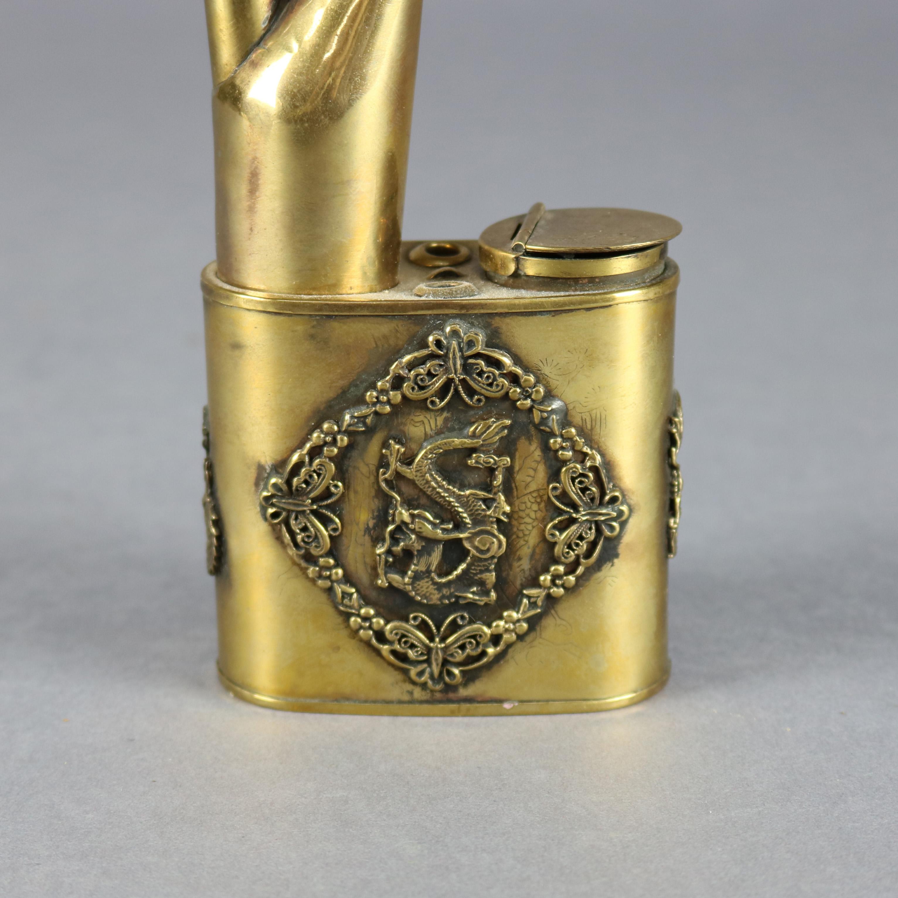 Antike chinesische handgefertigte Opiumpfeife aus Messing mit aufgesetzter Reserve mit Blattwerk und Schmetterlingsbordüre mit zentralem Drachen, aufgesetztem Drachen am Stiel und Korallenperle an der Kette, um 1910

***HINWEIS ZUR ÜBERGABE -