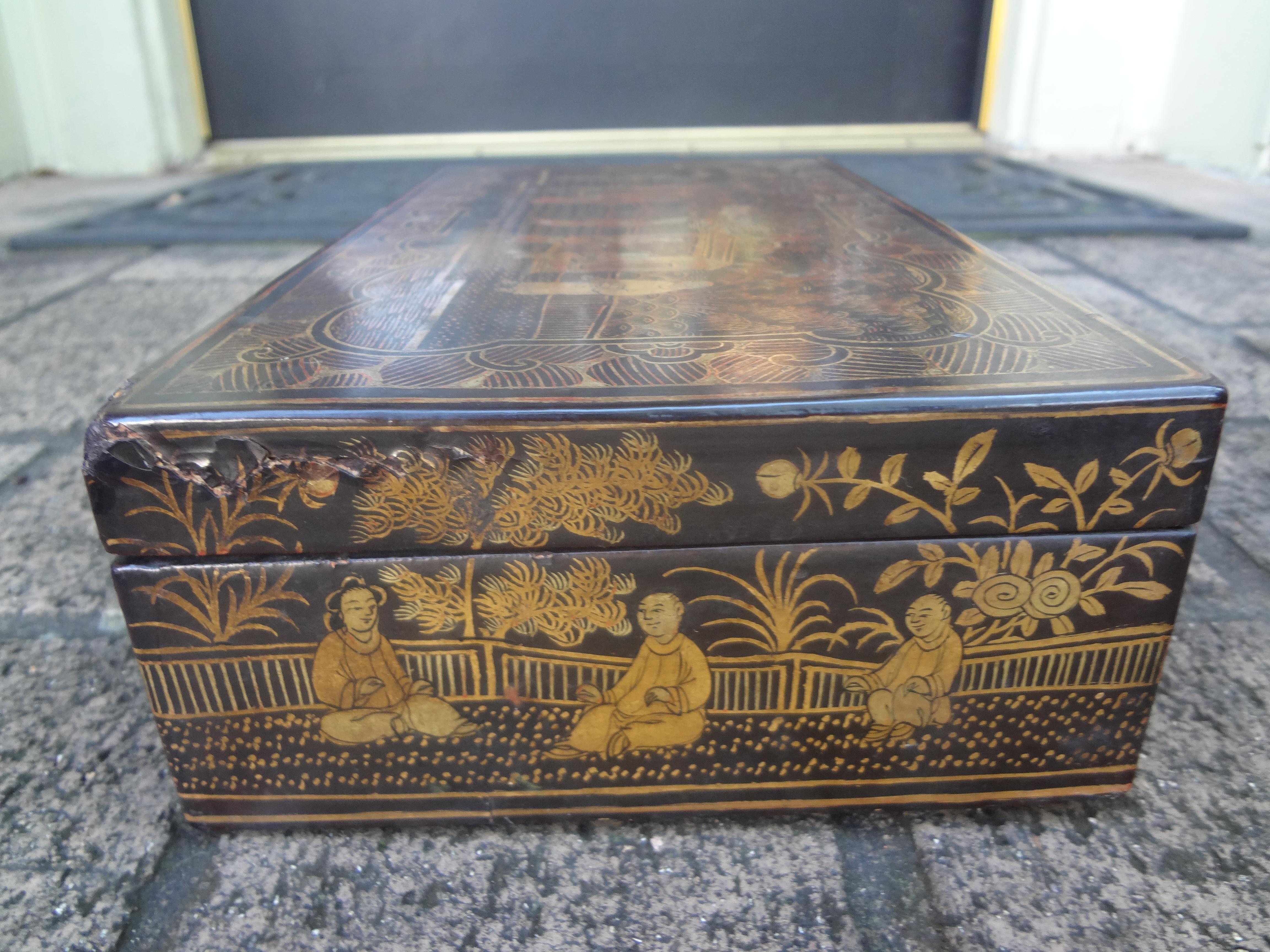 Early 20th Century Antique Chinese Decorated Lacquer Decorative Box For Sale