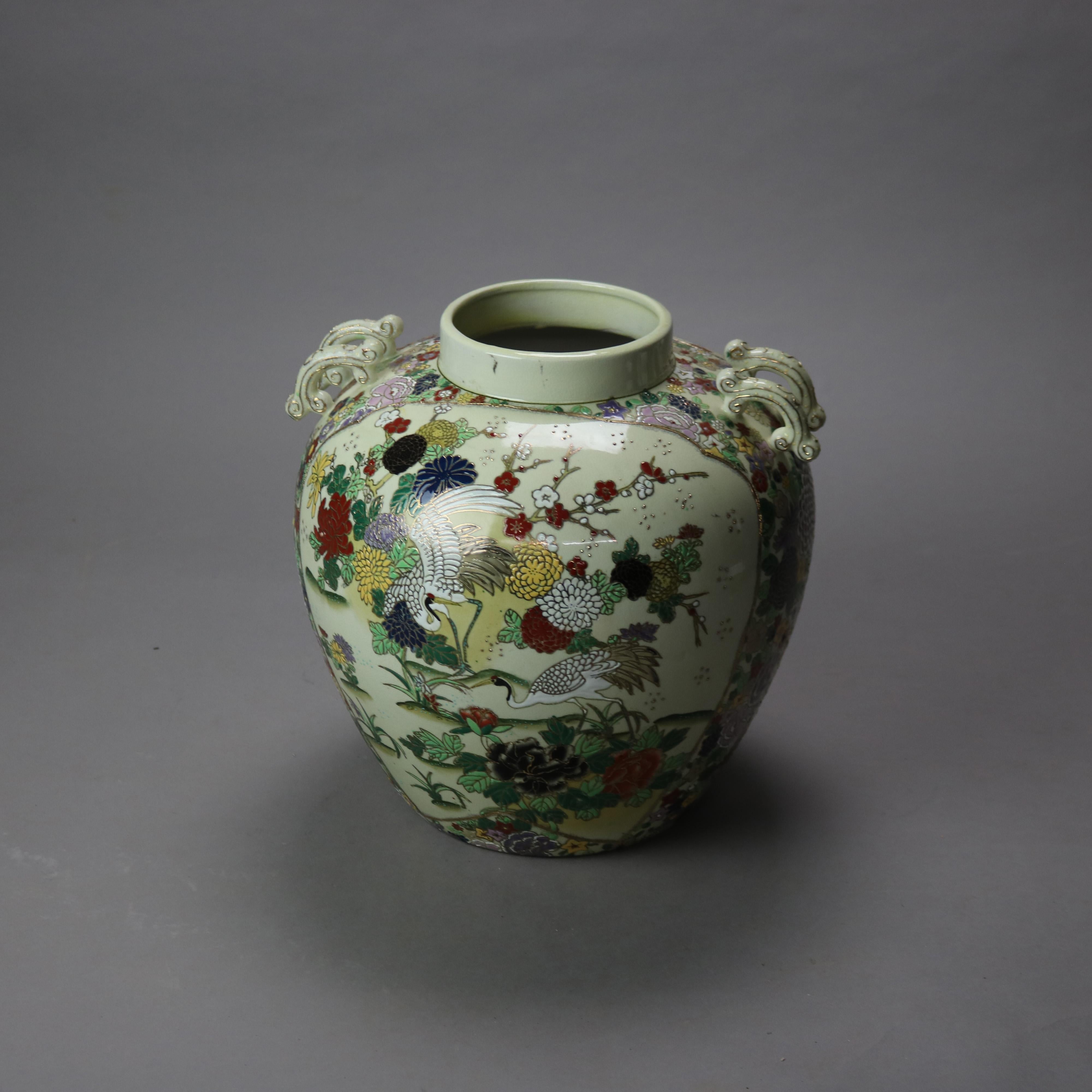 Antigua urna china esmaltada a mano con escena de jardín y garzas C1920

Medidas- 12