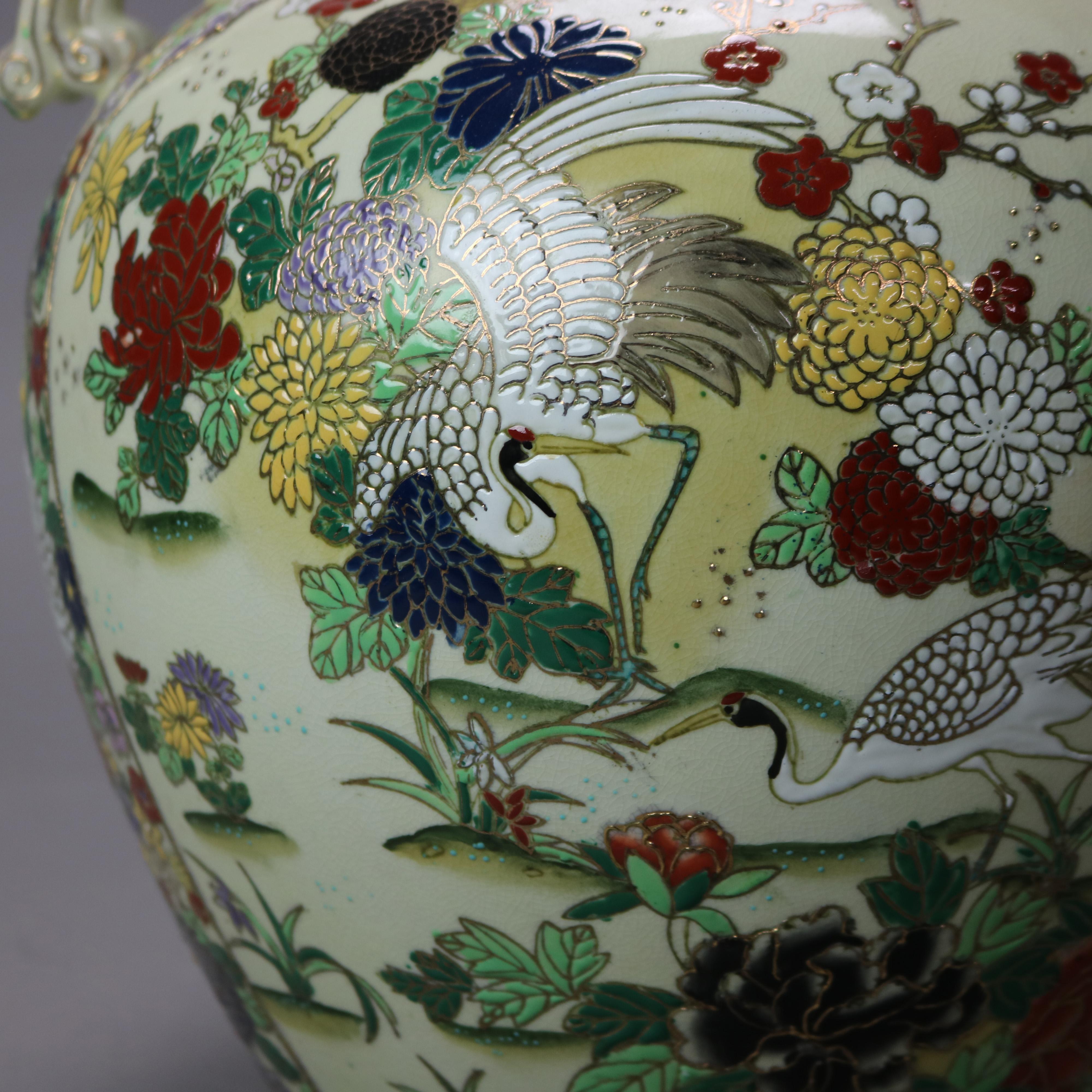 Antigua urna china esmaltada a mano con escena de jardín y garzas C1920 Asiático en venta
