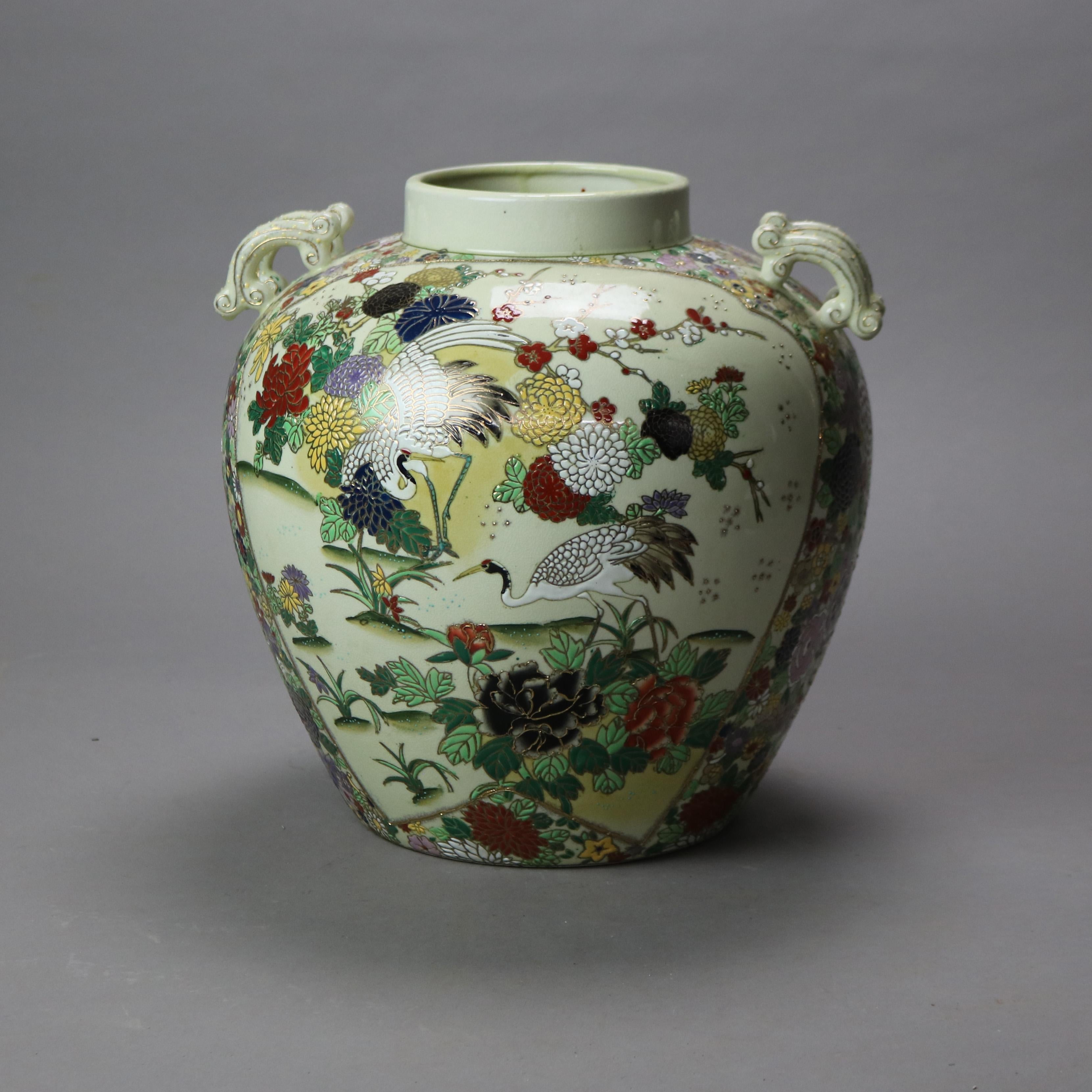 Antigua urna china esmaltada a mano con escena de jardín y garzas C1920 siglo XX en venta