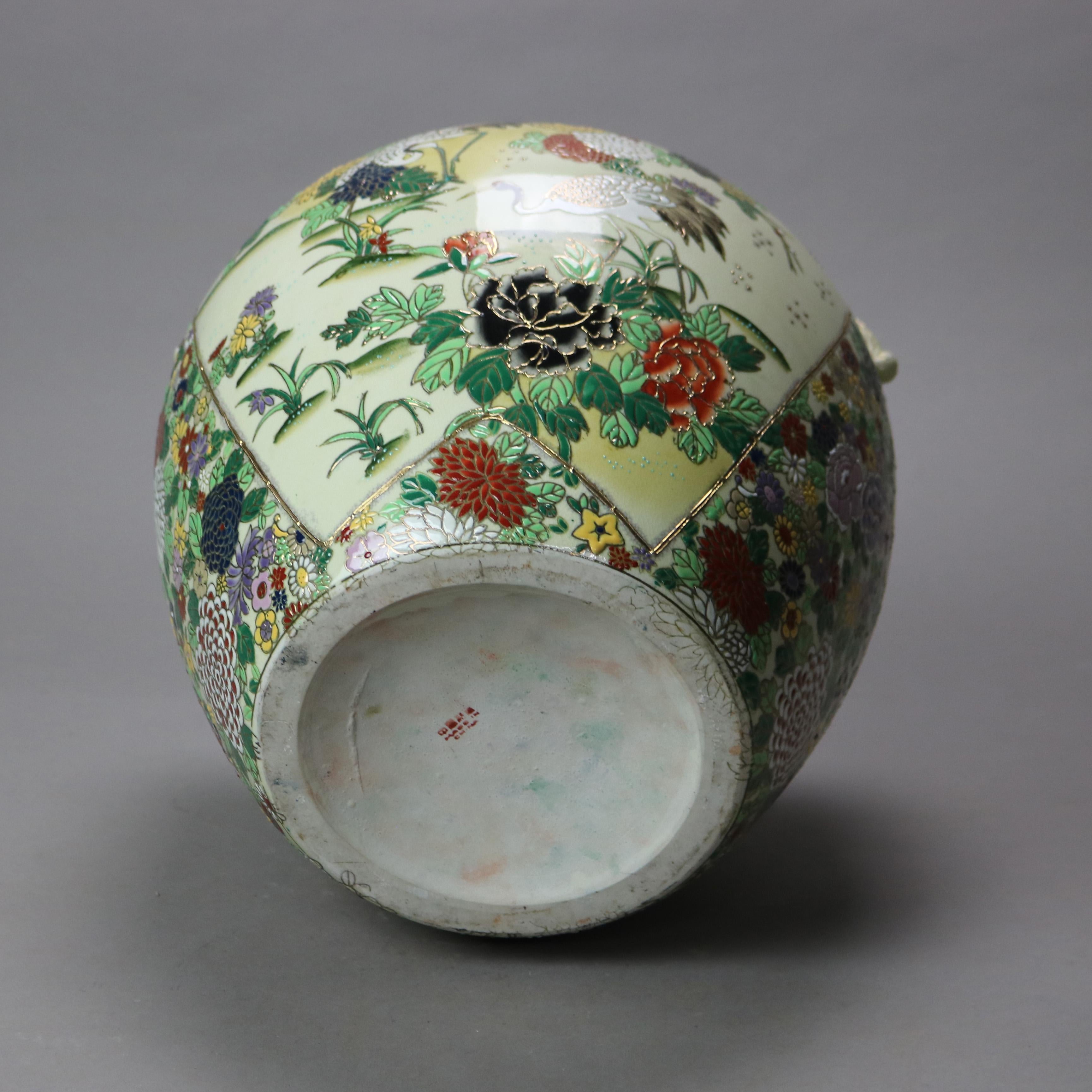 Antigua urna china esmaltada a mano con escena de jardín y garzas C1920 Porcelana en venta