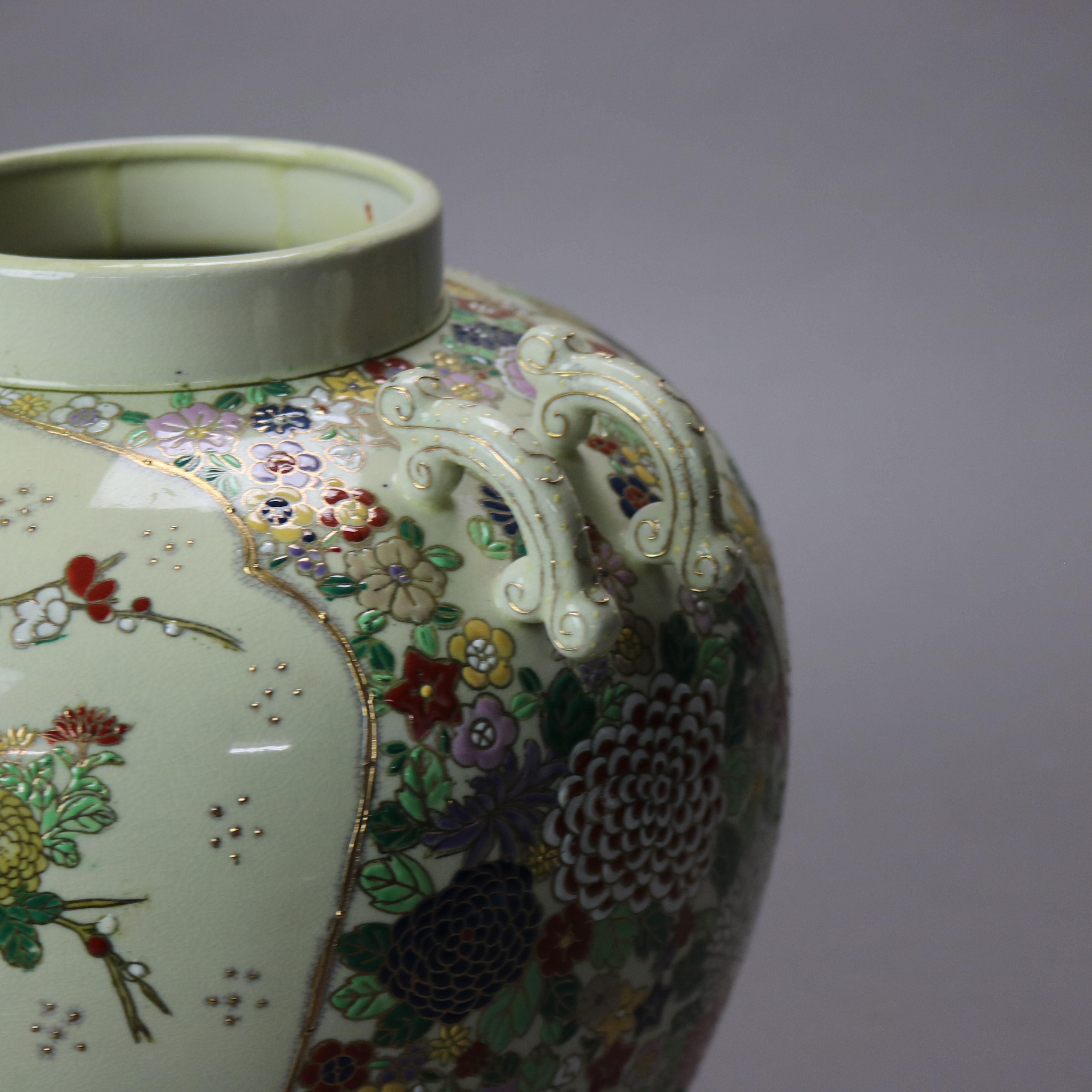 Antigua urna china esmaltada a mano con escena de jardín y garzas C1920 en venta 1