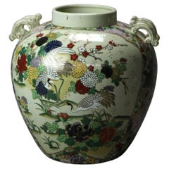 Antike chinesische hand emaillierte Urne mit Gartenszene und Herons, um 1920