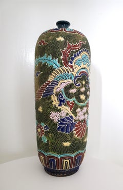 Antike chinesische Vase mit hand emaillierten Steingutärmeln, signiert Ixia