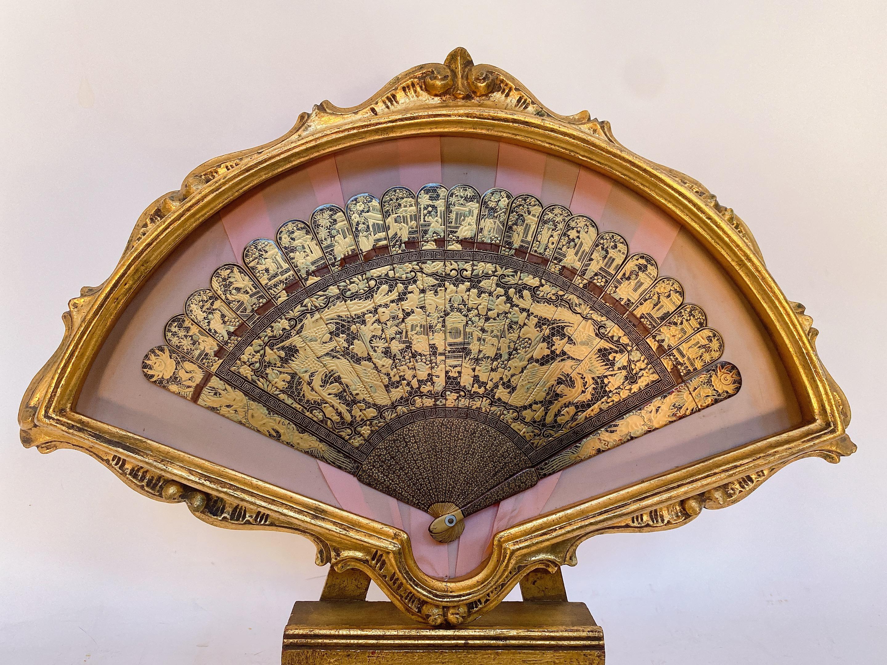 19th Century antique Chinese hand painted gold lacquer scene gilt fan 100 faces with original wood case and stand, fan is 13 inch x 8 '', the fan in case is 17'' x 12.5 ''x 2 inch.
Very beautiful piece, case no glass.