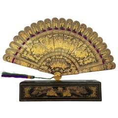 Antico ventaglio cinese dipinto a mano con lacca d'oro e scena dorata con scatola in lacca