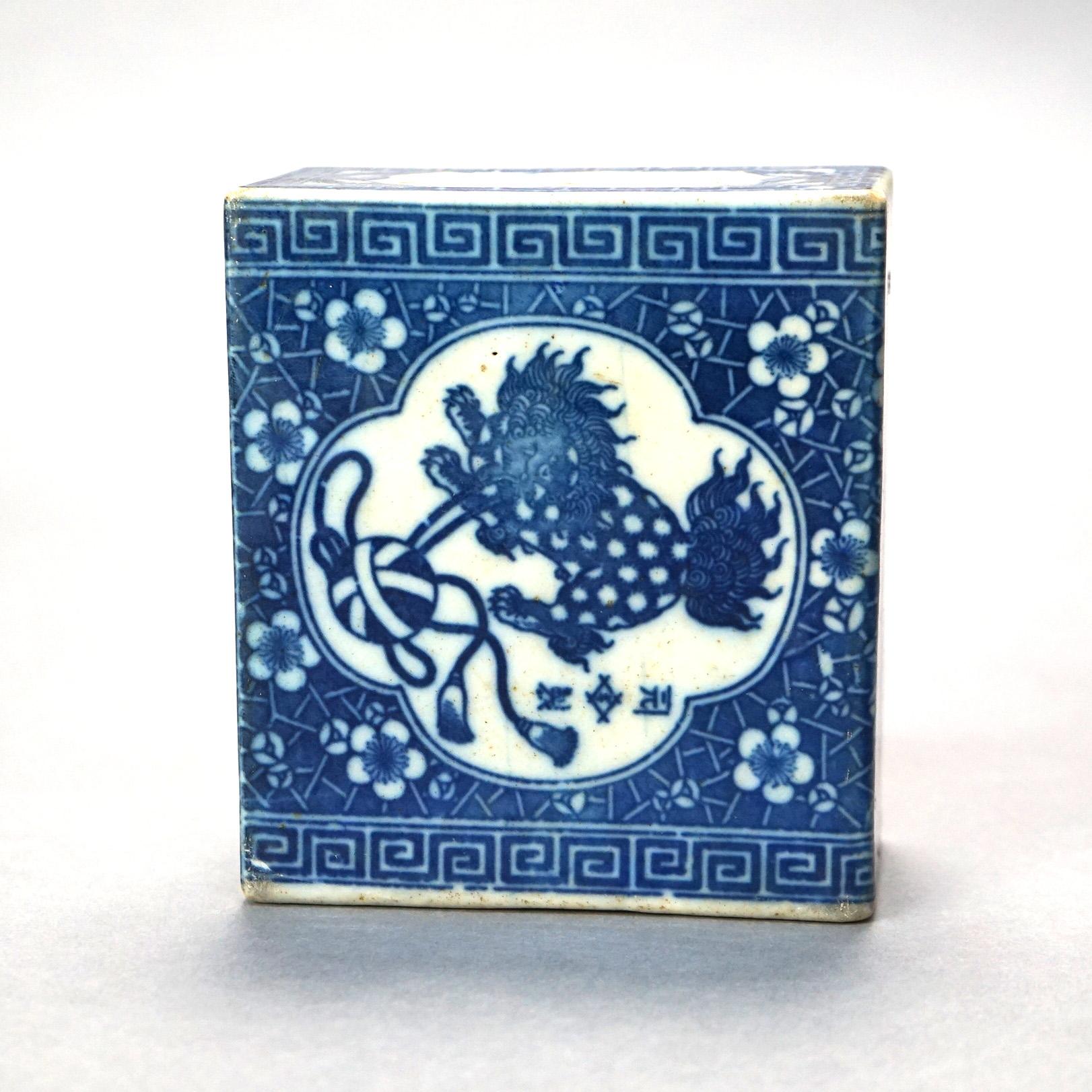 Antiker chinesischer handbemalter Foo Hundeblumenfrosch aus blauem und weißem Porzellan, um 1920 (Asiatisch) im Angebot