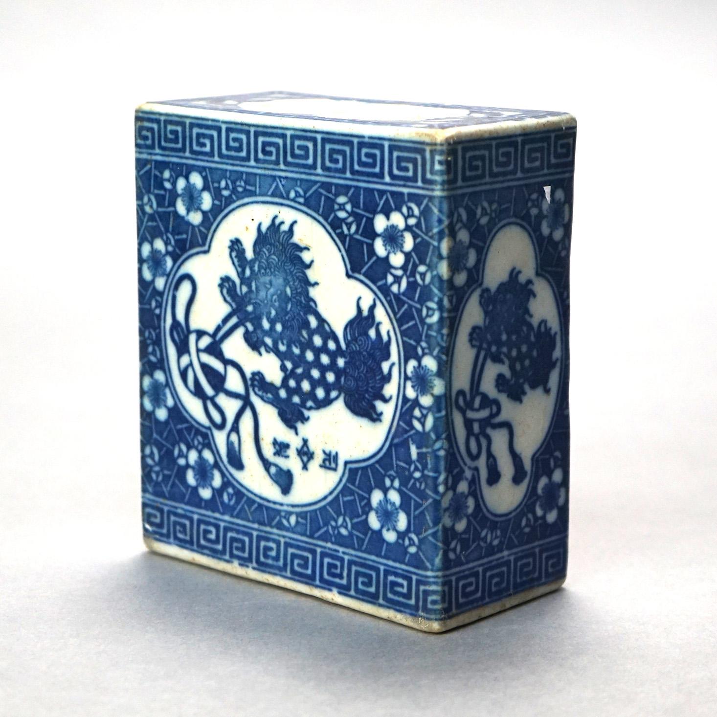 Antiker chinesischer handbemalter Foo Hundeblumenfrosch aus blauem und weißem Porzellan, um 1920 (Handbemalt) im Angebot