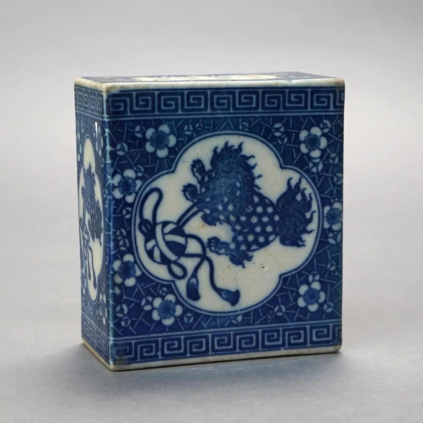 Antiker chinesischer handbemalter Foo Hundeblumenfrosch aus blauem und weißem Porzellan, um 1920 (20. Jahrhundert) im Angebot