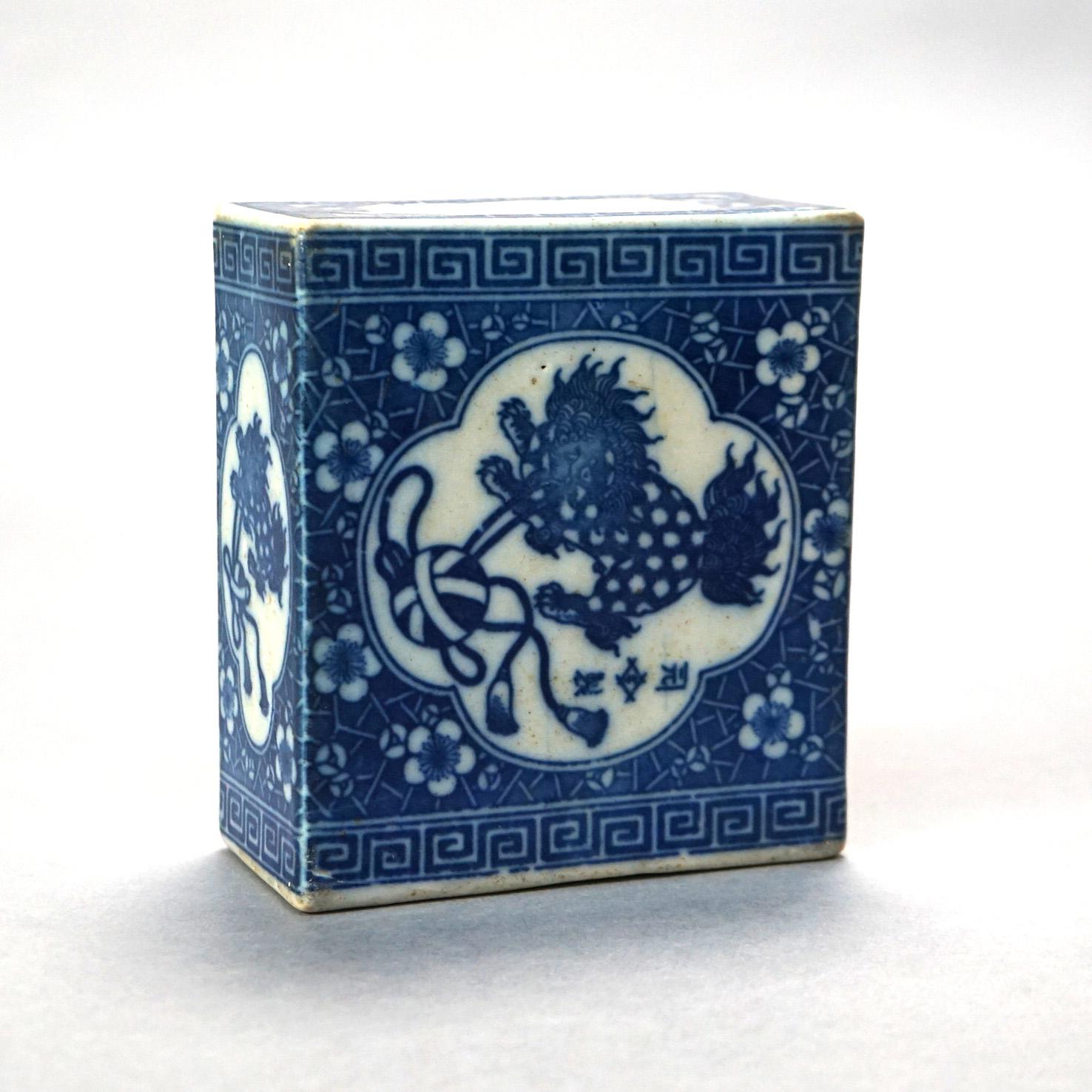 Antiker chinesischer handbemalter Foo Hundeblumenfrosch aus blauem und weißem Porzellan, um 1920 (Farbe) im Angebot
