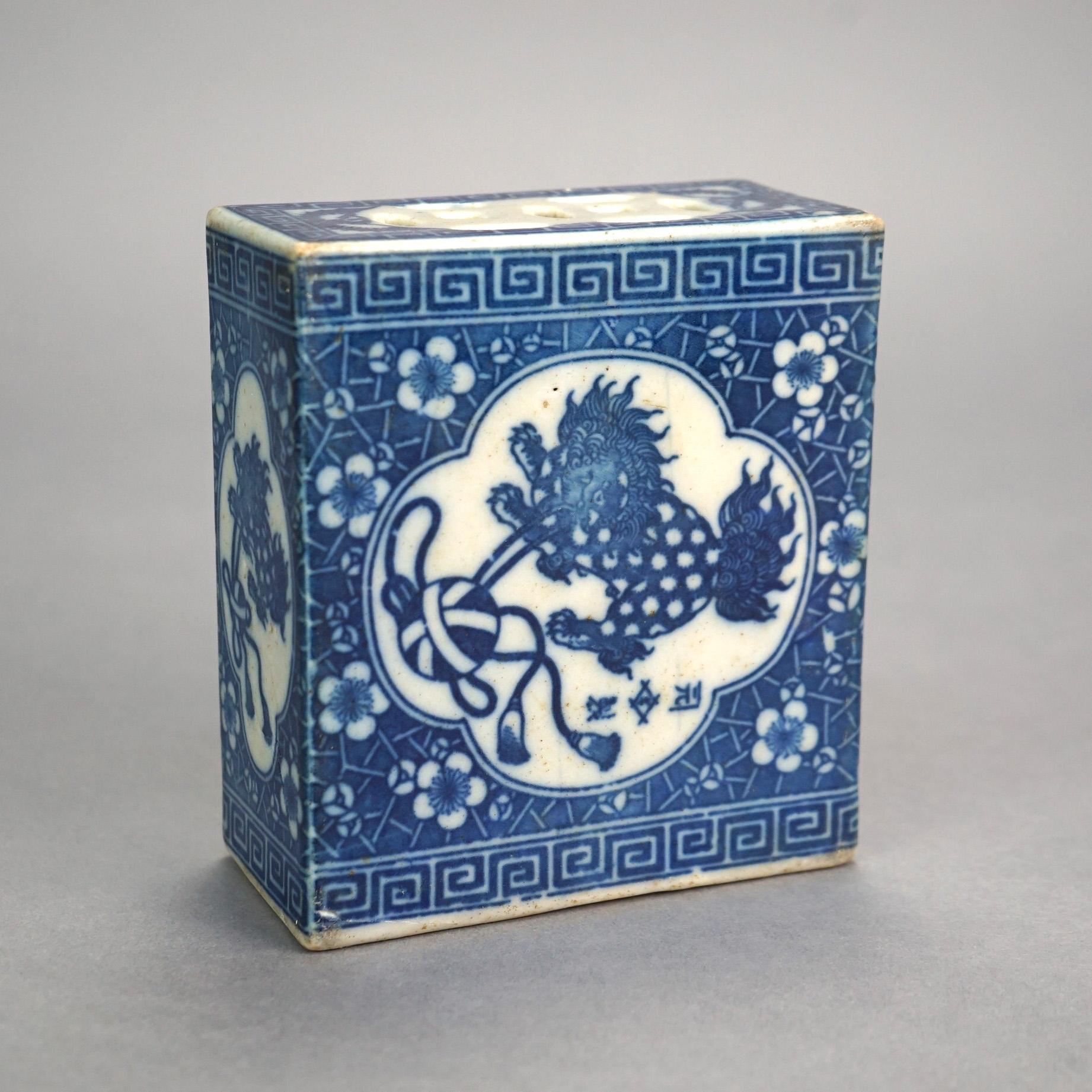 Antiker chinesischer handbemalter Foo Hundeblumenfrosch aus blauem und weißem Porzellan, um 1920 im Angebot 1