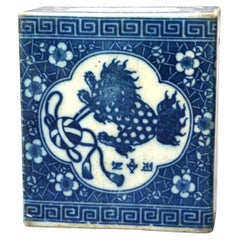 Antiker chinesischer handbemalter Foo Hundeblumenfrosch aus blauem und weißem Porzellan, um 1920