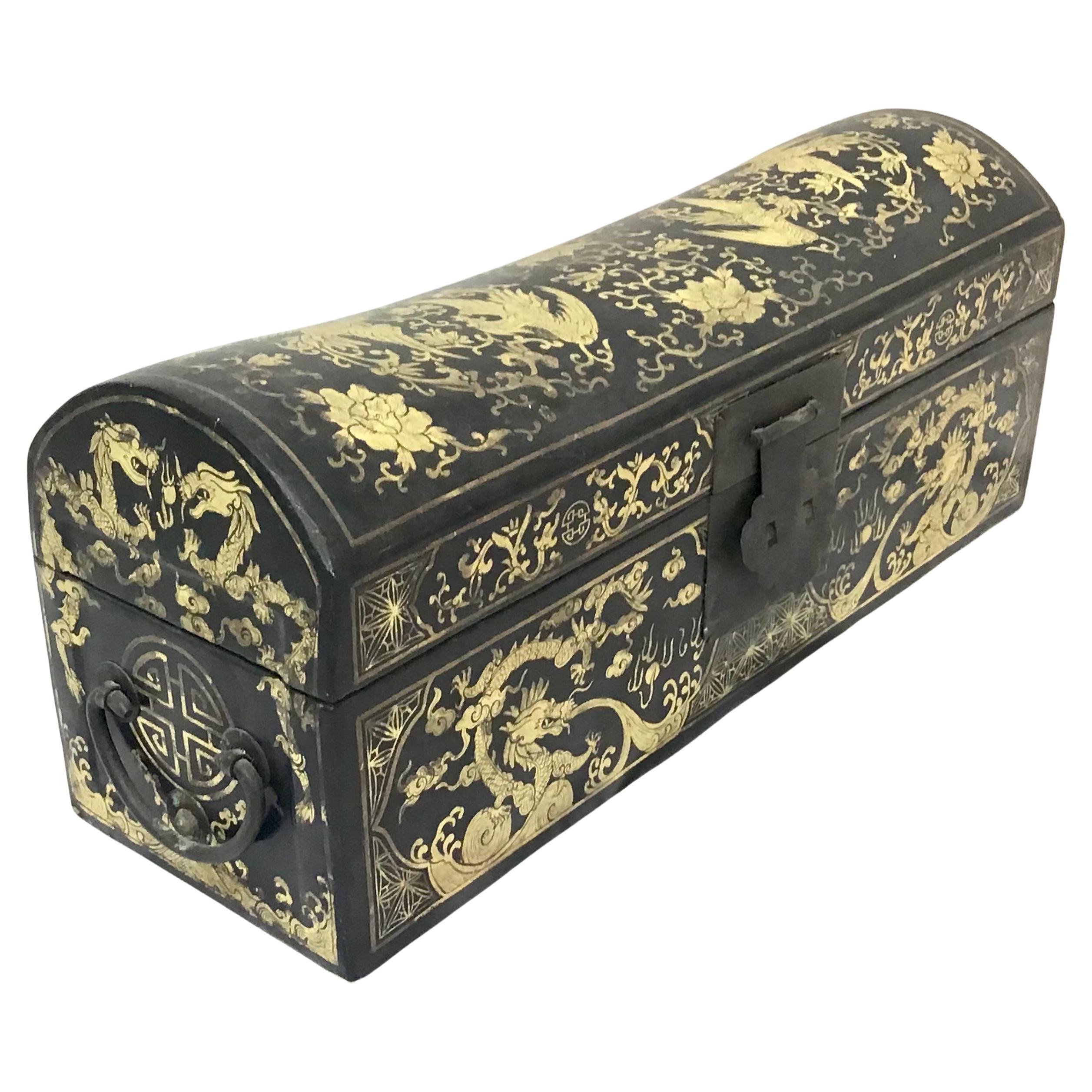 Antike vergoldete Chinoiserie verzierte hölzerne Kissenbox mit Scharnier, die ursprünglich als Kopfkissen und zur Aufbewahrung von Wertsachen während des Schlafs verwendet wurde. Das Kästchen hat eine feine vergoldete Verzierung, einen gewölbten