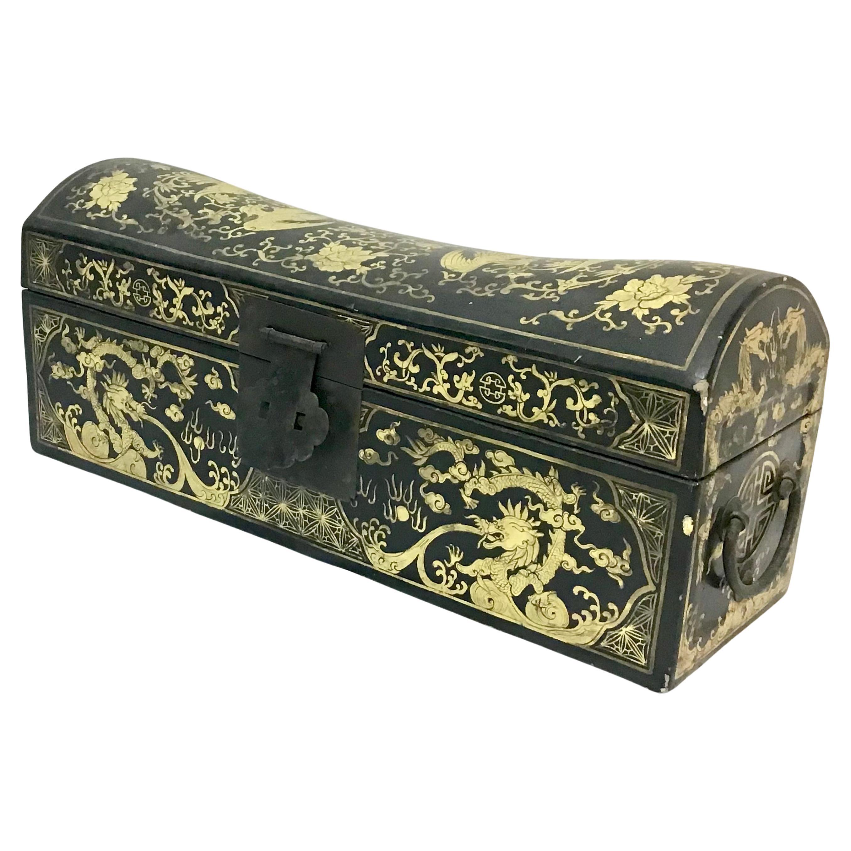 Antike chinesische handbemalte Chinoiserie-Kissenschachtel (Chinesisch) im Angebot