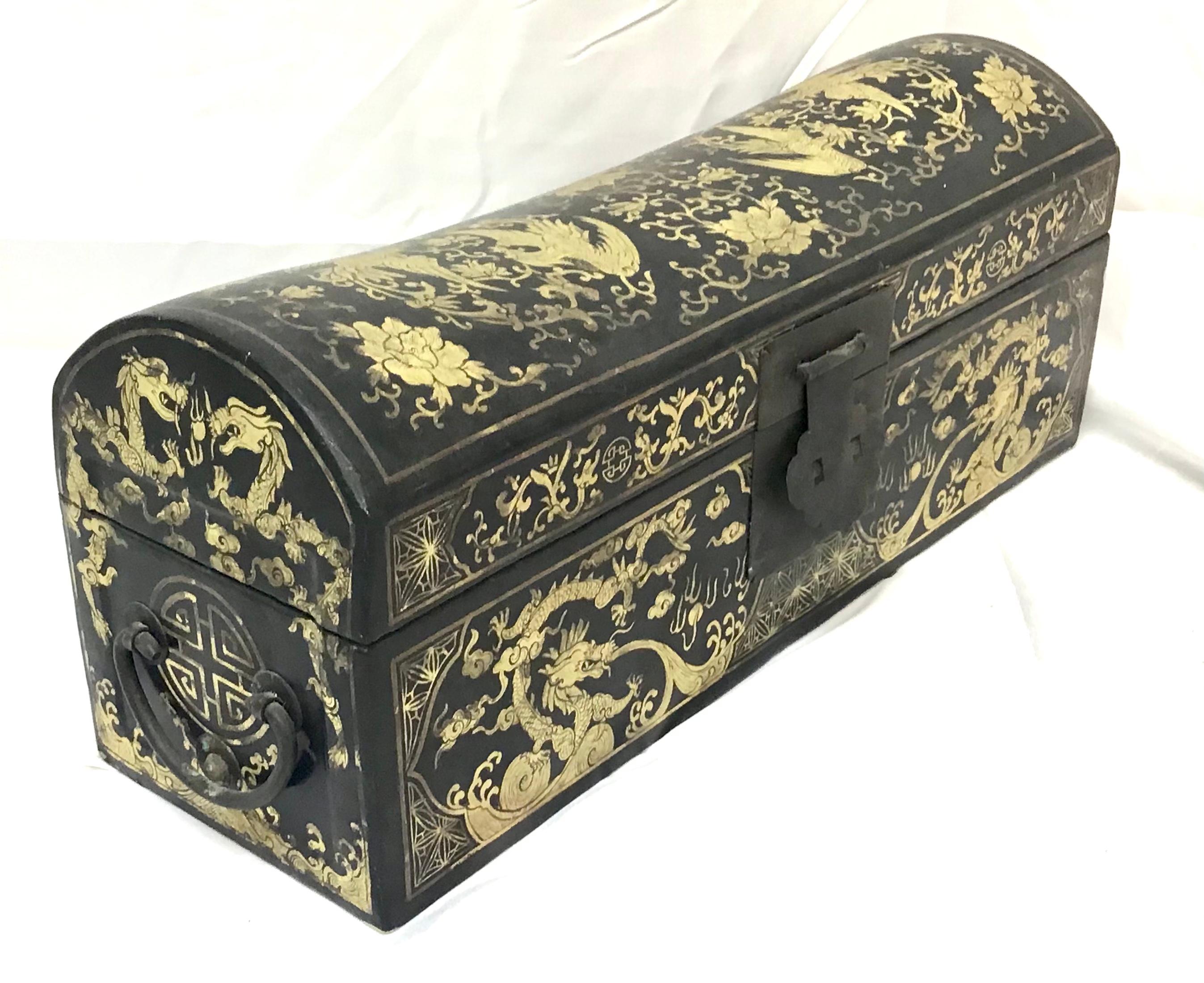 Antique Chinese Hand-Painted Chinoiserie Pillow Box In Good Condition For Sale In Bradenton, FL