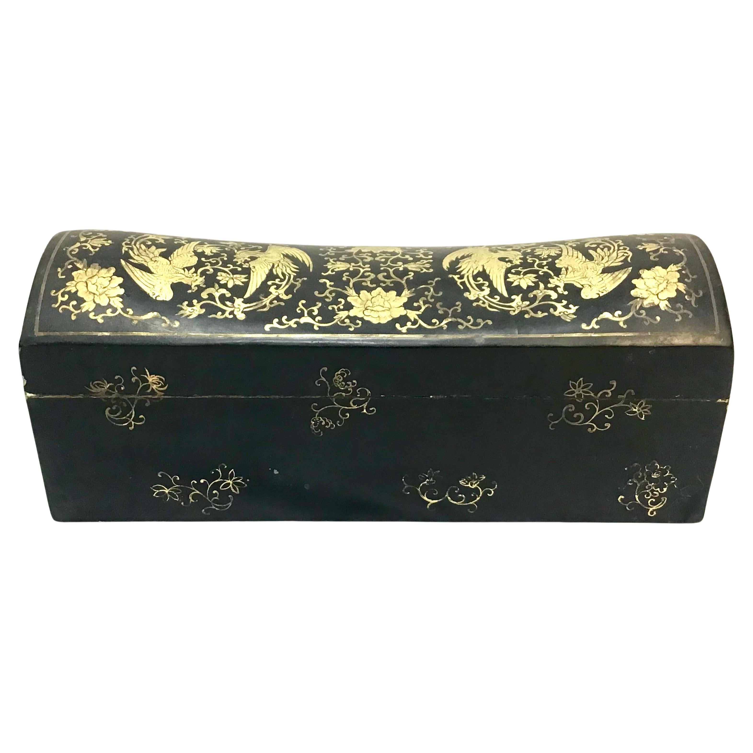 Antike chinesische handbemalte Chinoiserie-Kissenschachtel (Holz) im Angebot