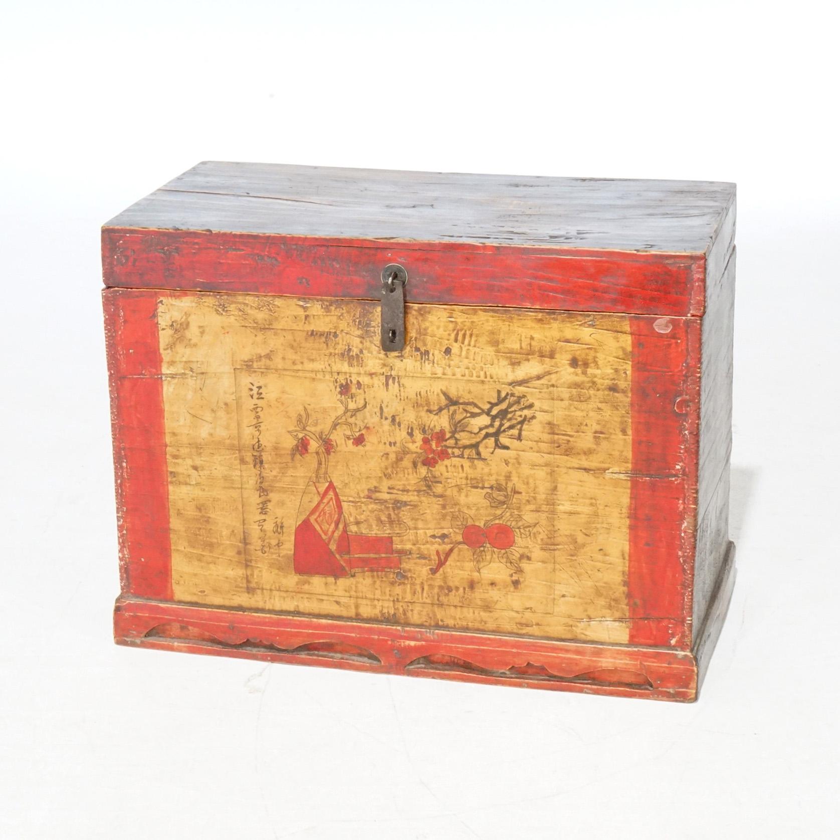 Antike chinesische Aufbewahrungsbox aus Weichholz mit Scharnierdeckel und handbemalter poychromierter Front mit Blatt- und Fruchtdekor, 20.

Maße - 19,25 