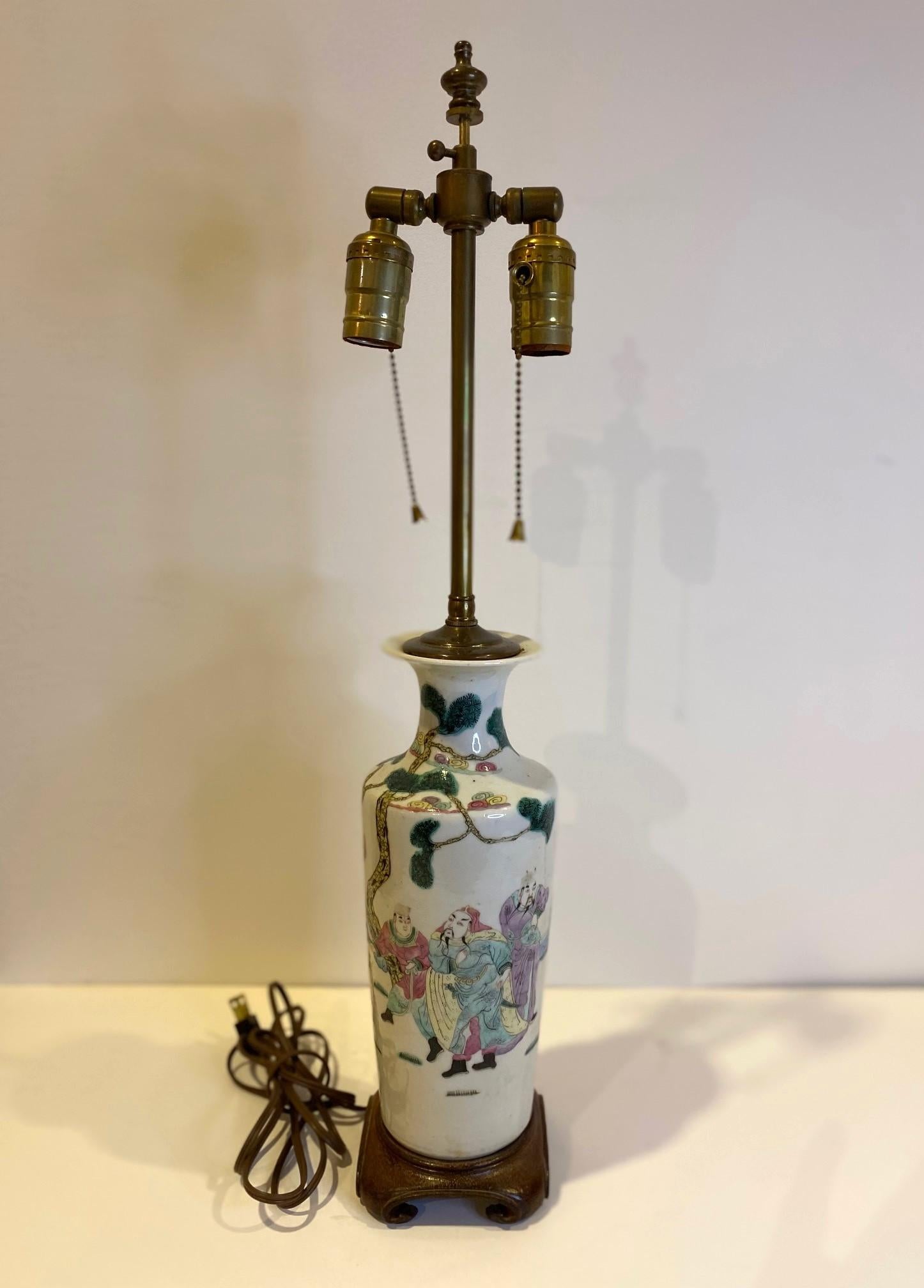 Très belle lampe vase en porcelaine chinoise peinte à la main au 19ème siècle, avec une double douille suspendue sur une base en bois tourné.  Circa 1820.