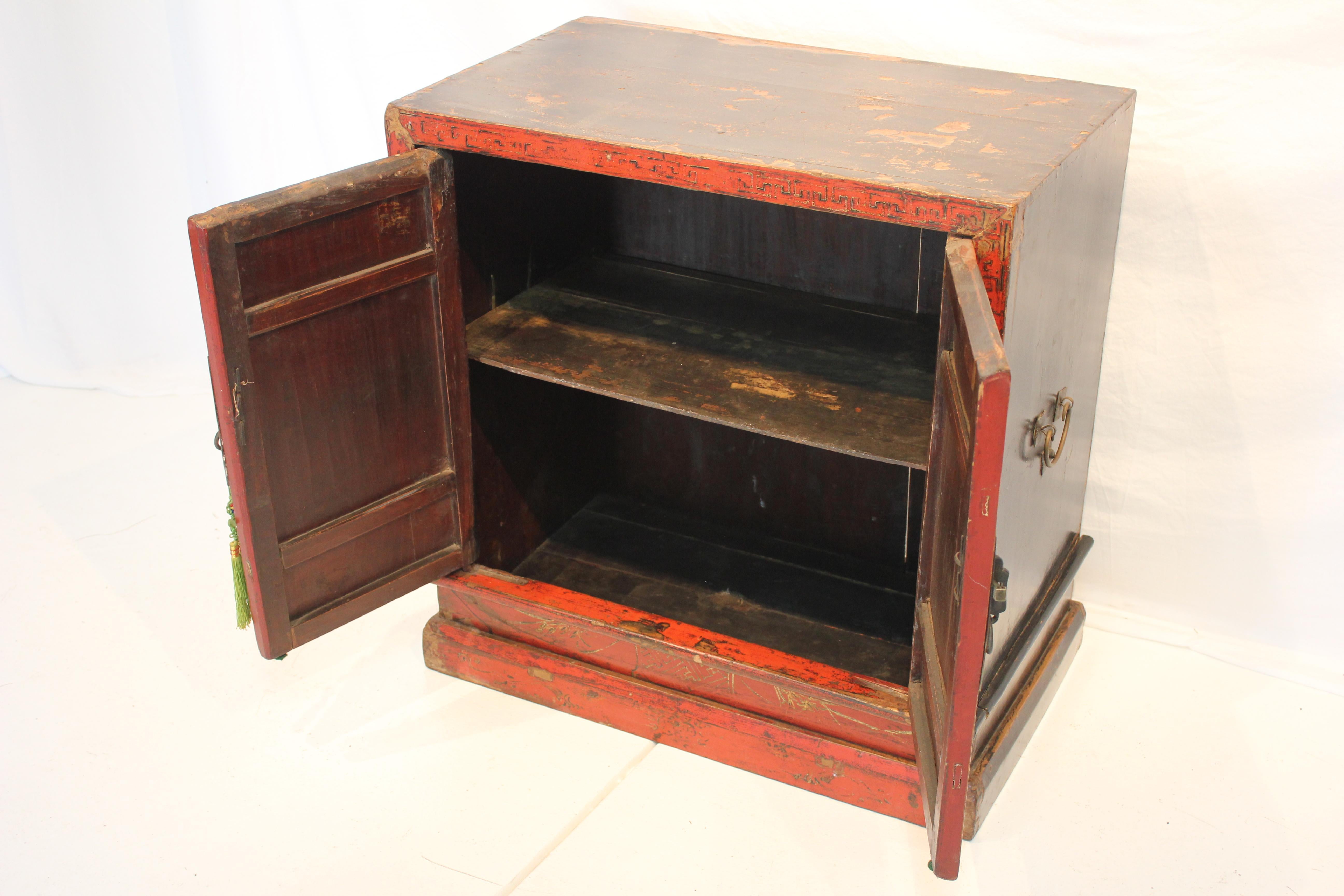 Ancien meuble de rangement chinois à deux portes en laque rouge peint à la main, milieu du 19e siècle en vente 2