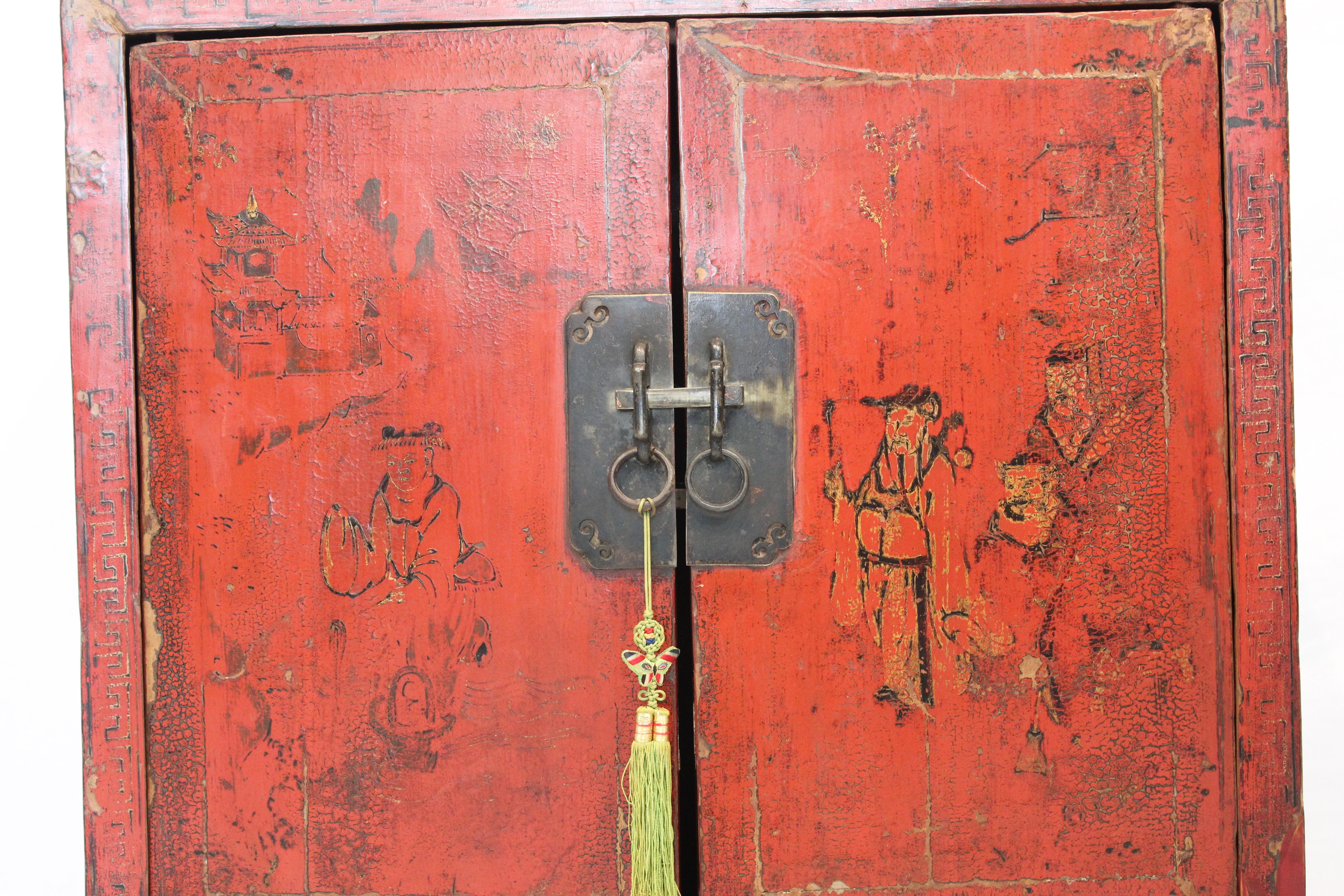 Antiker chinesischer handbemalter Chinoiserie-Schrank mit zwei Türen aus rotem Lack, Mitte des 19. Jahrhunderts (Handgefertigt) im Angebot