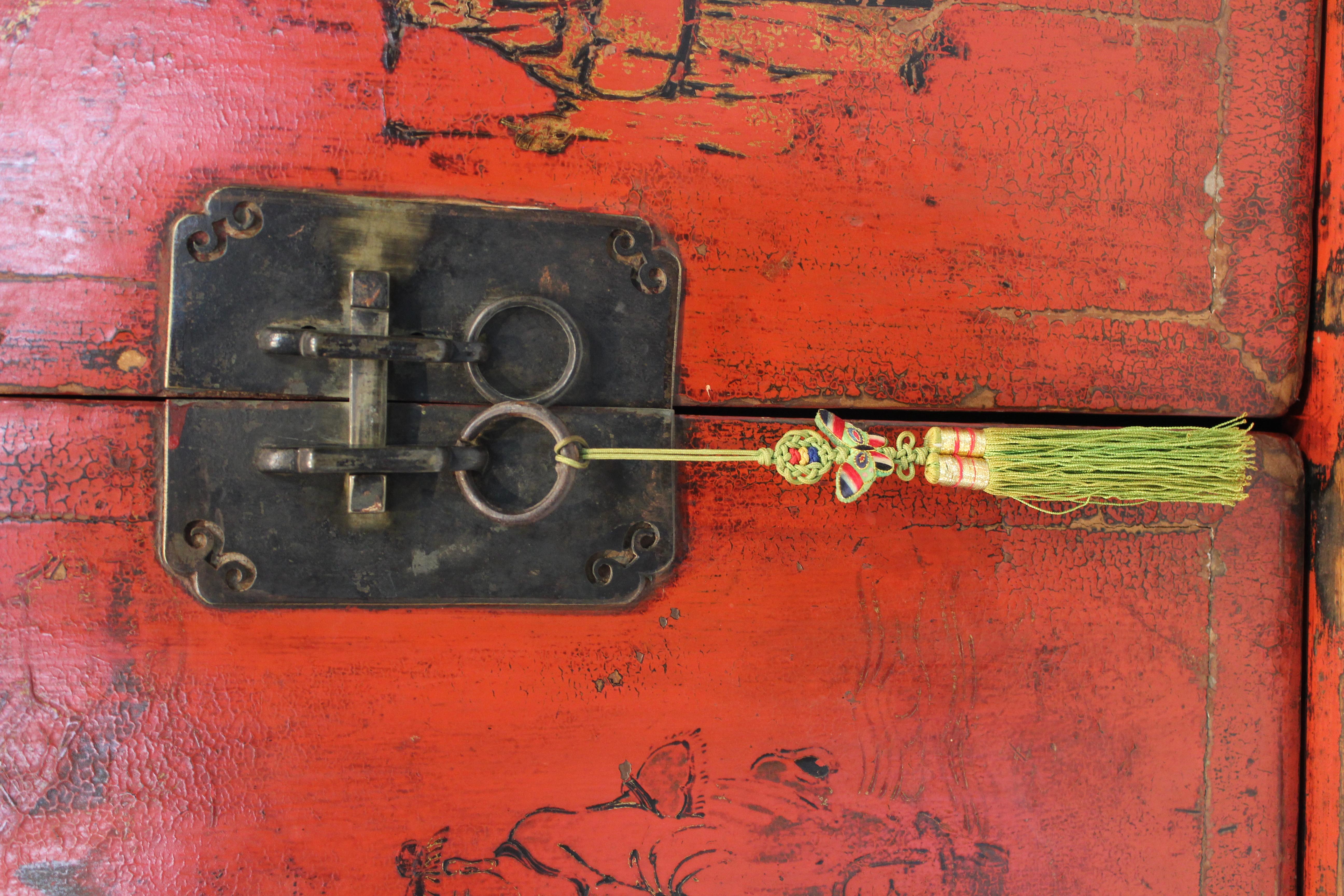 Fait main Ancien meuble de rangement chinois à deux portes en laque rouge peint à la main, milieu du 19e siècle en vente