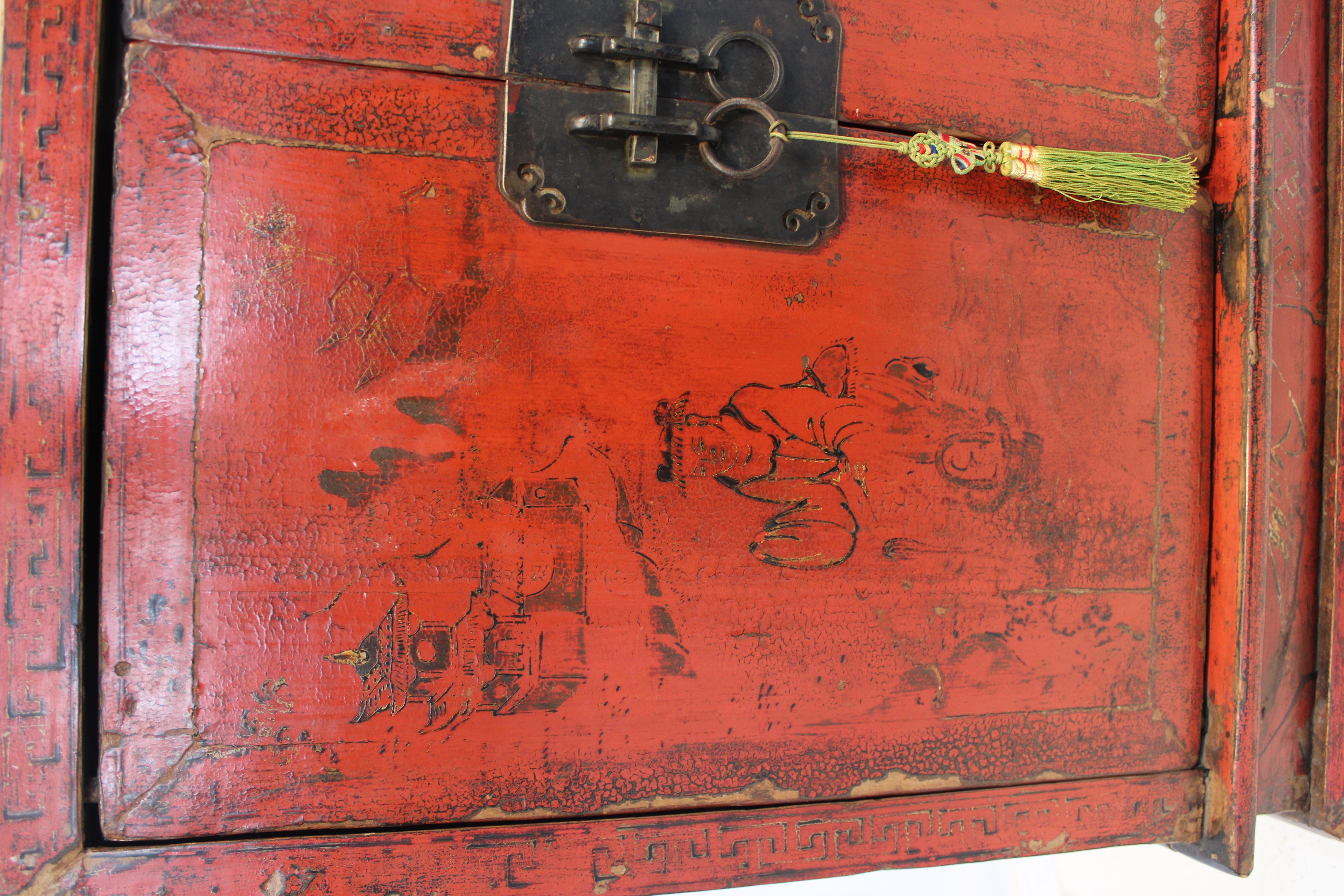 Antiker chinesischer handbemalter Chinoiserie-Schrank mit zwei Türen aus rotem Lack, Mitte des 19. Jahrhunderts (Messing) im Angebot