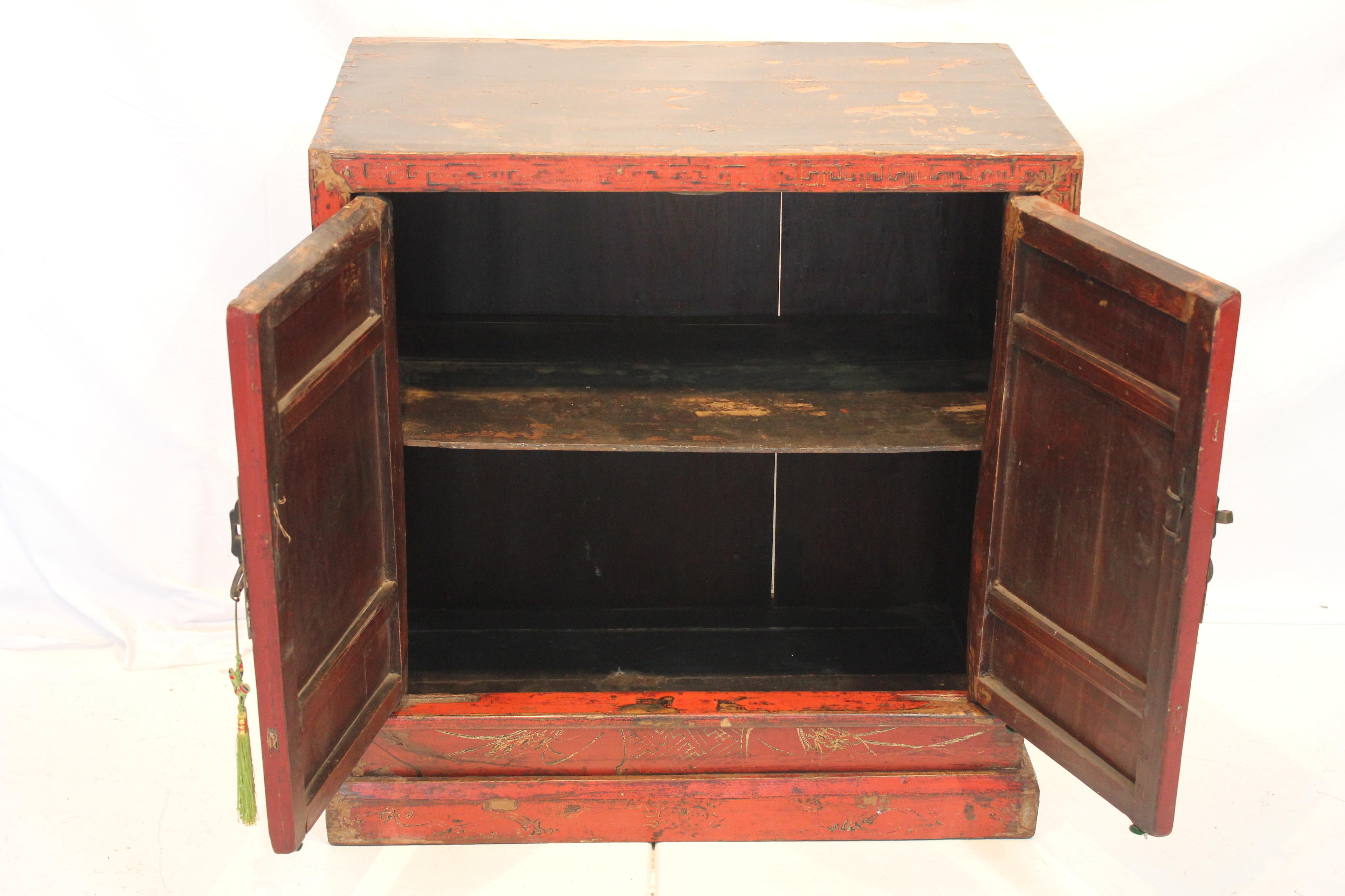 Laiton Ancien meuble de rangement chinois à deux portes en laque rouge peint à la main, milieu du 19e siècle en vente