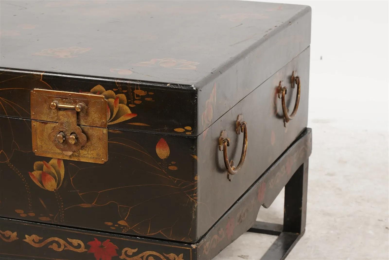 Exportation chinoise Ancienne malle chinoise en bois peinte à la main sur Stand Début du 20ème siècle en vente