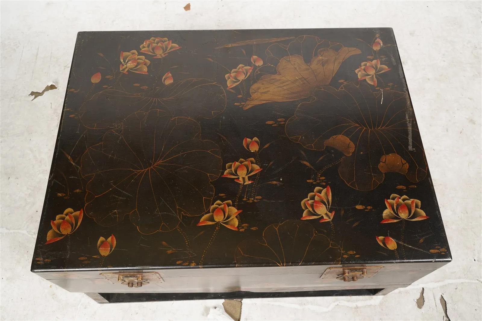 Antique Chinese Hand Painted Wood Trunk on Stand Early 20th Century For Sale 4