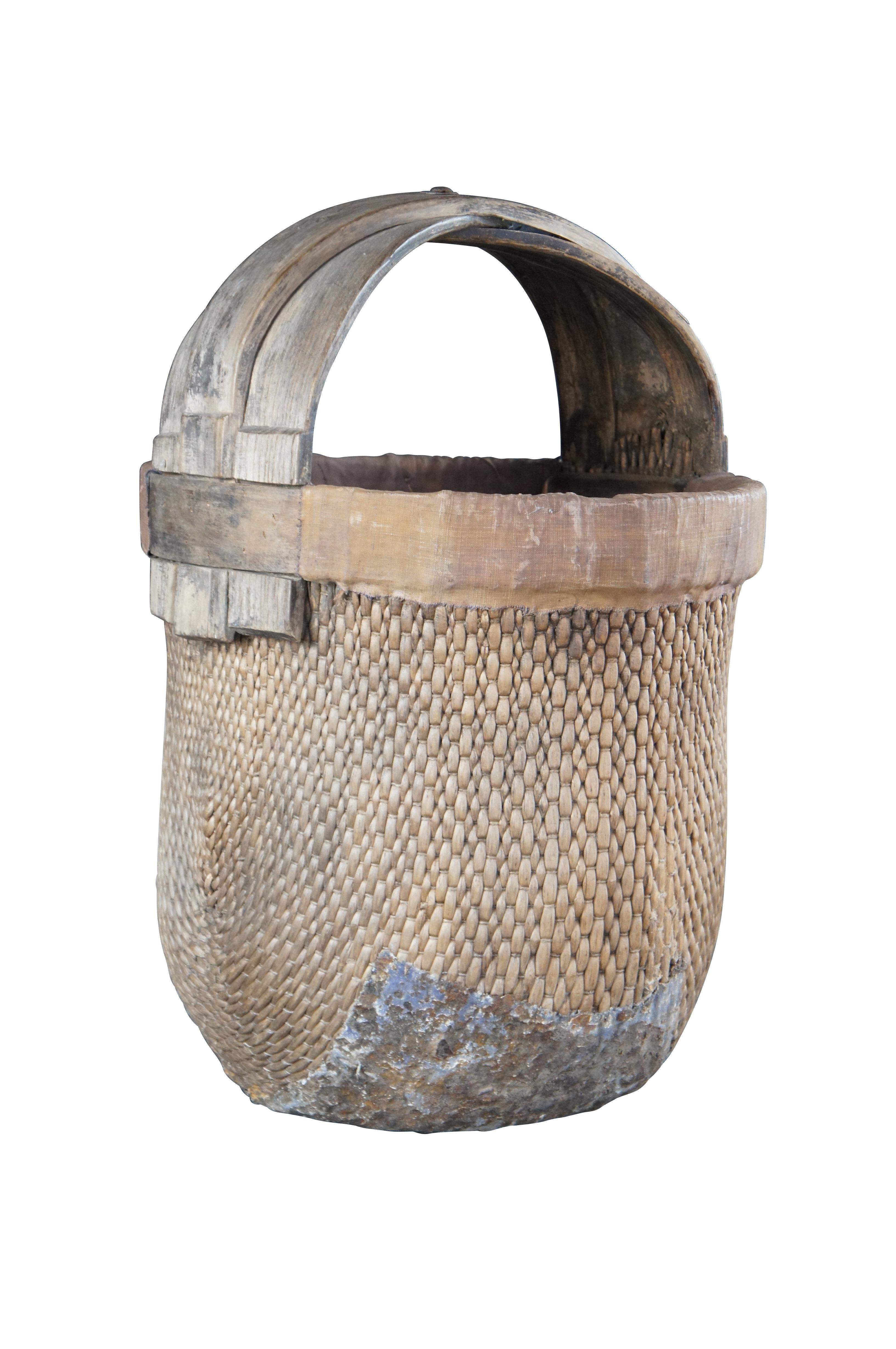 Chinesischer Reiskorb aus dem frühen 20. Jahrhundert. Aus geflochtenem Schilfrohr mit einem Griff aus Bugholz.

Abmessungen:
16