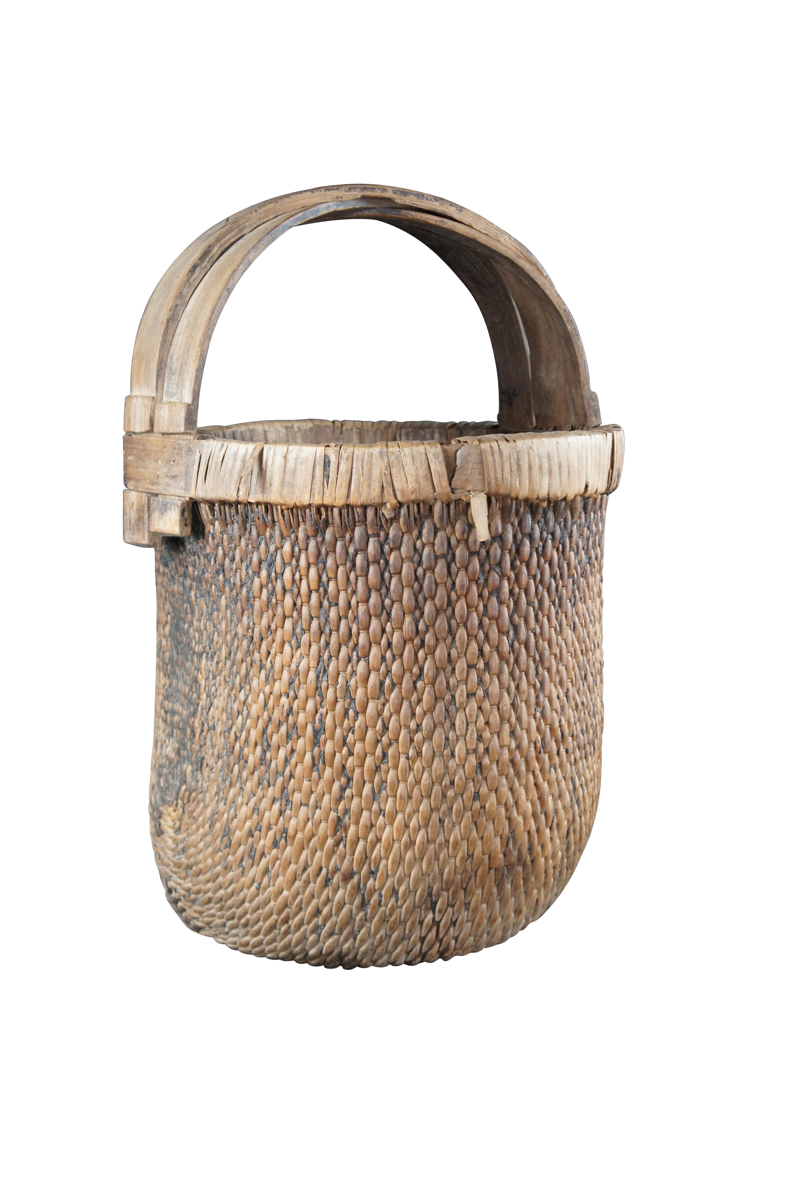 Chinoiserie Antique Chinese Hand Woven Willow Rice Gathering Basket Bentwood Handle Bucket For Sale