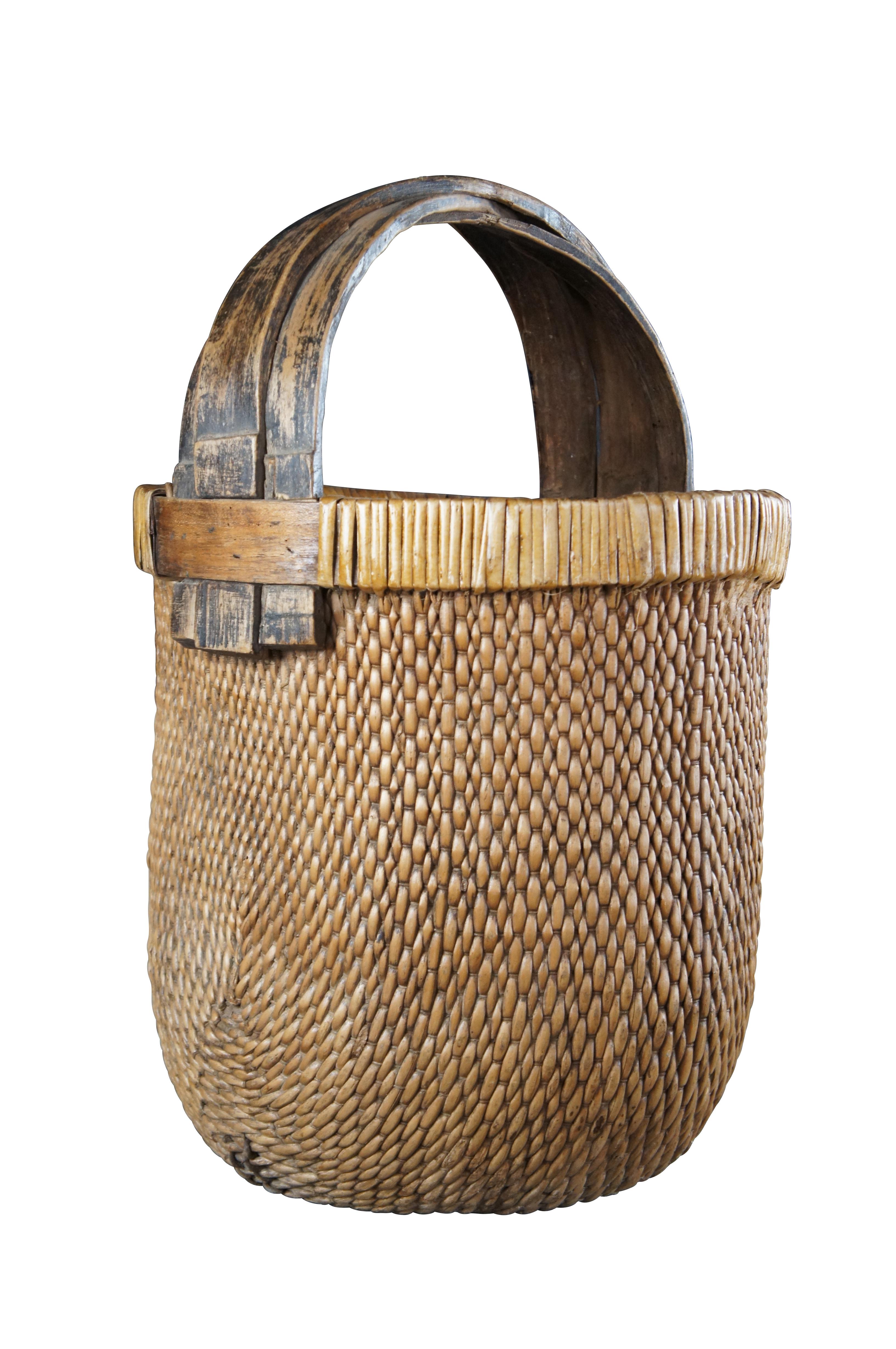 Chinoiserie Antique Chinese Hand Woven Willow Rice Gathering Basket Bentwood Handle Bucket For Sale