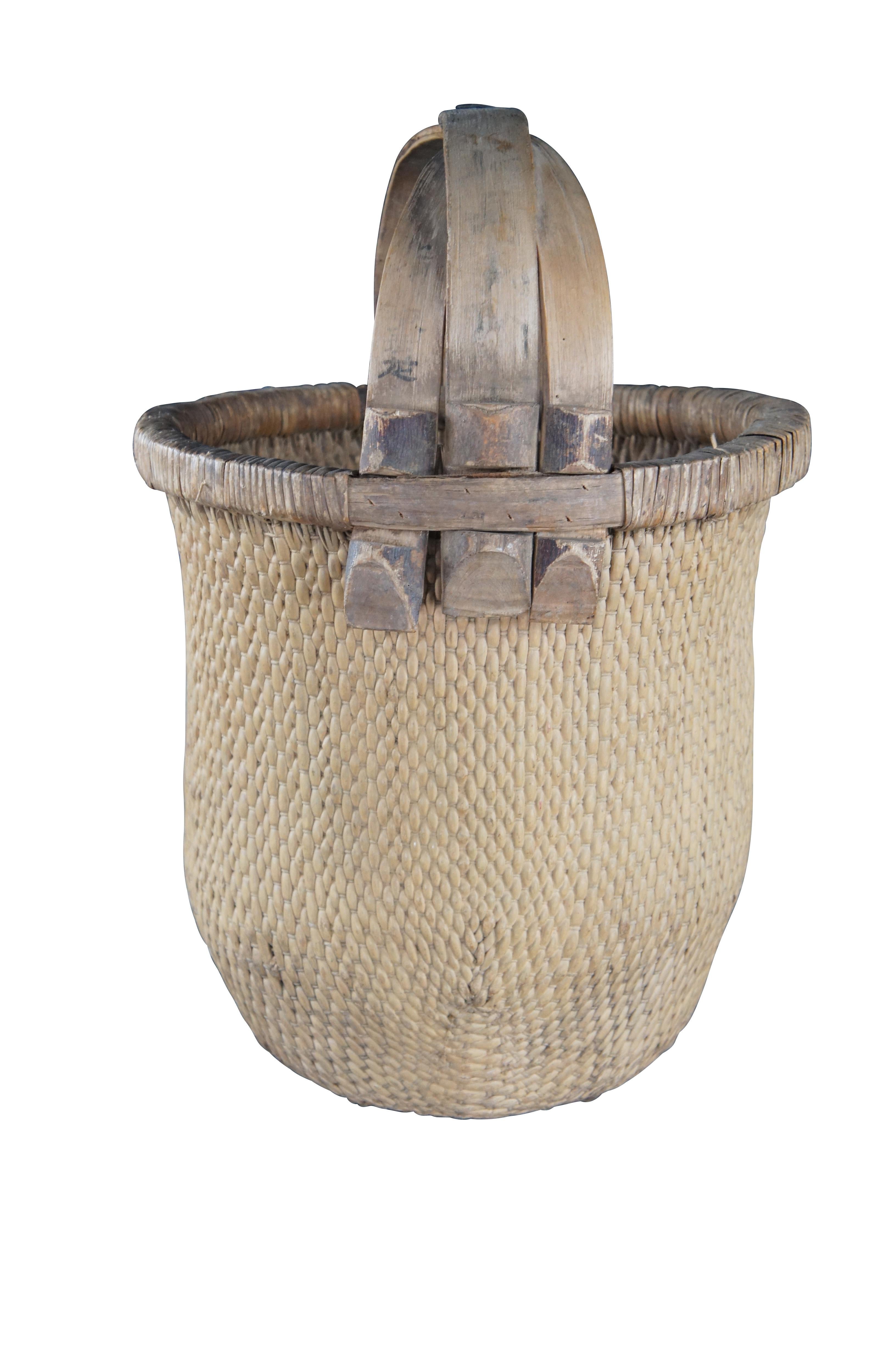 Chinoiserie Antique Chinese Hand Woven Willow Rice Gathering Basket Bentwood Handle Bucket For Sale