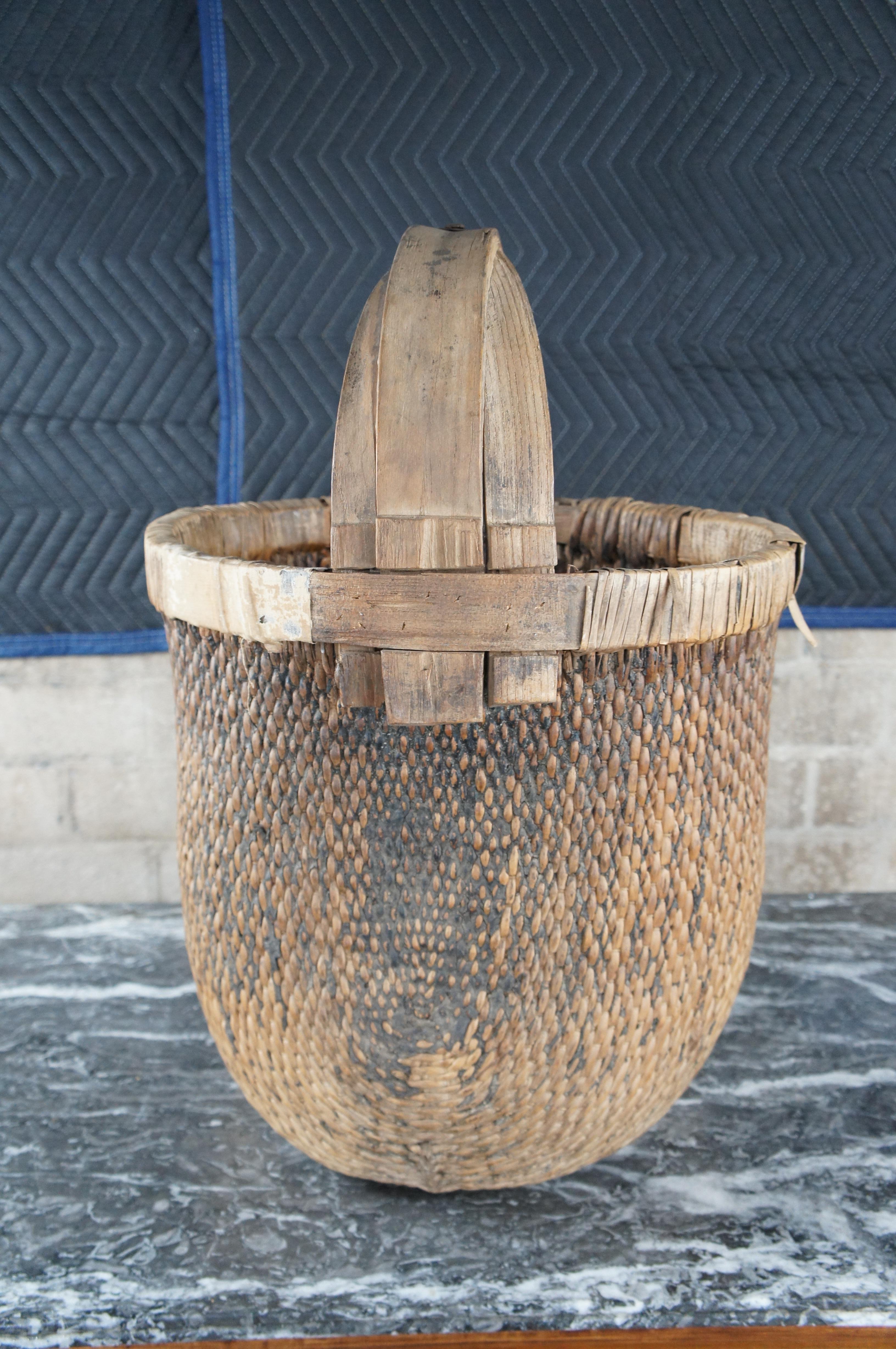 Antique Chinese Hand Woven Willow Rice Gathering Basket Bentwood Handle Bucket In Good Condition For Sale In Dayton, OH