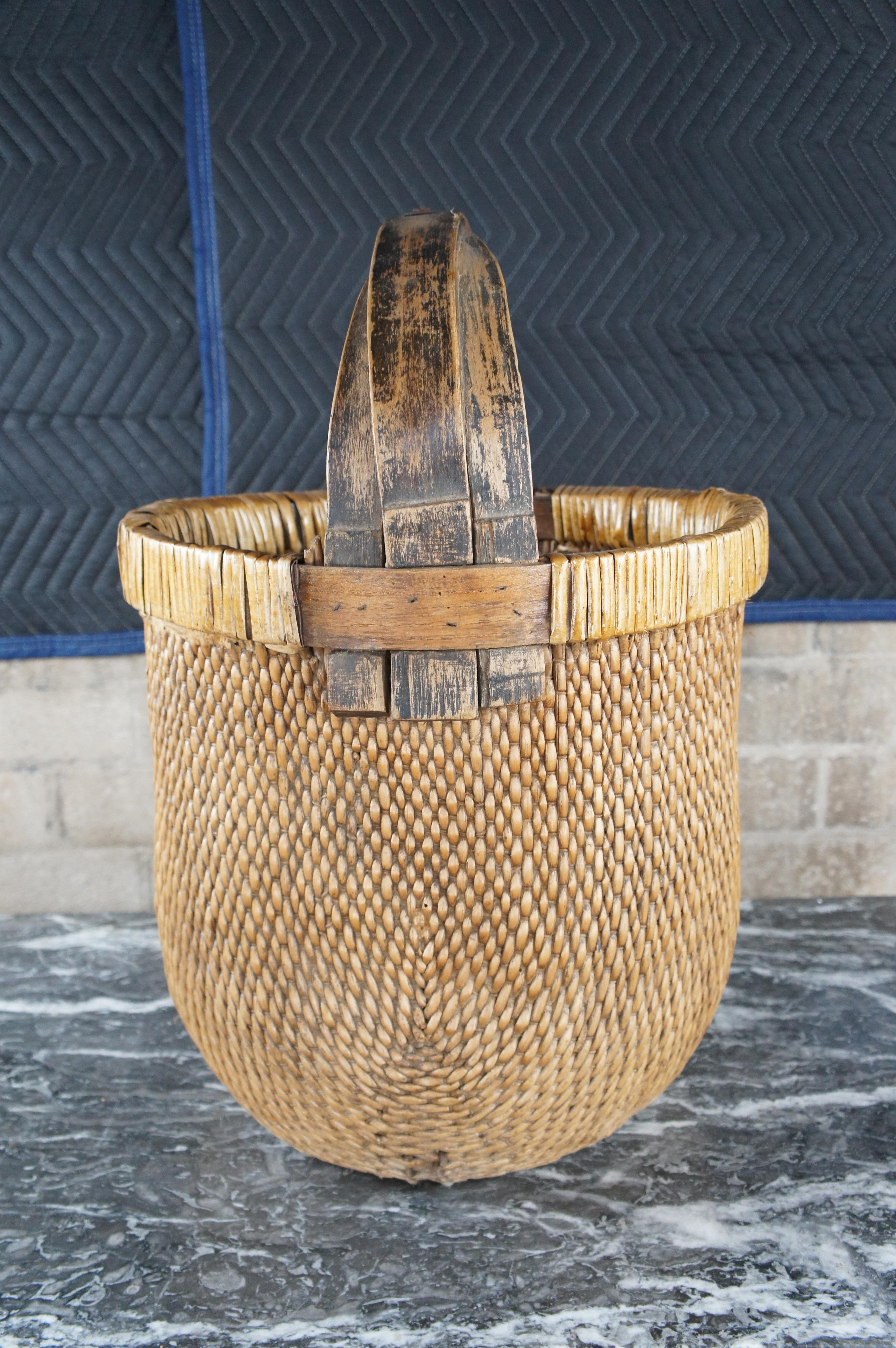 Antique Chinese Hand Woven Willow Rice Gathering Basket Bentwood Handle Bucket In Good Condition For Sale In Dayton, OH