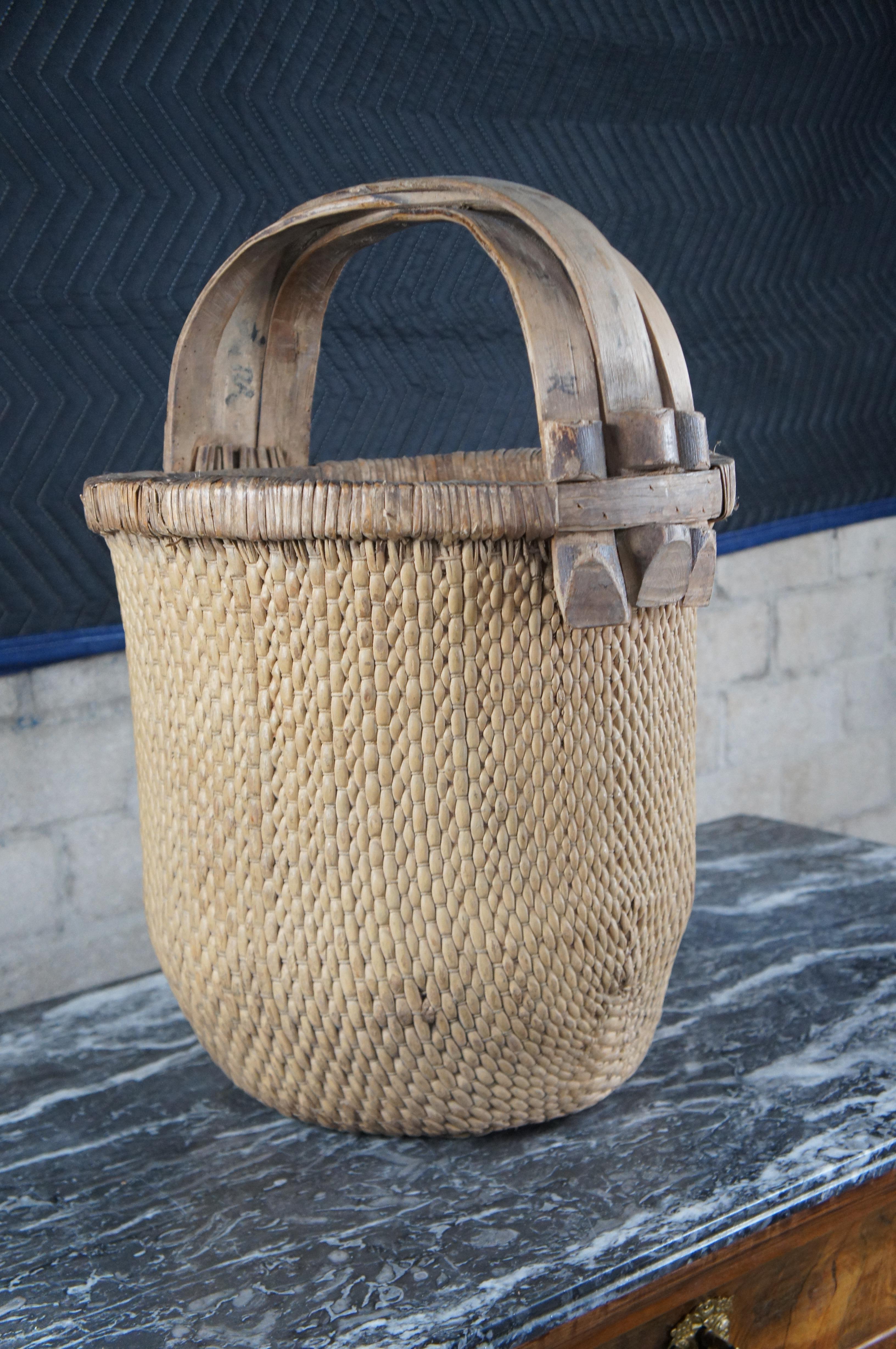 Antique Chinese Hand Woven Willow Rice Gathering Basket Bentwood Handle Bucket In Good Condition For Sale In Dayton, OH