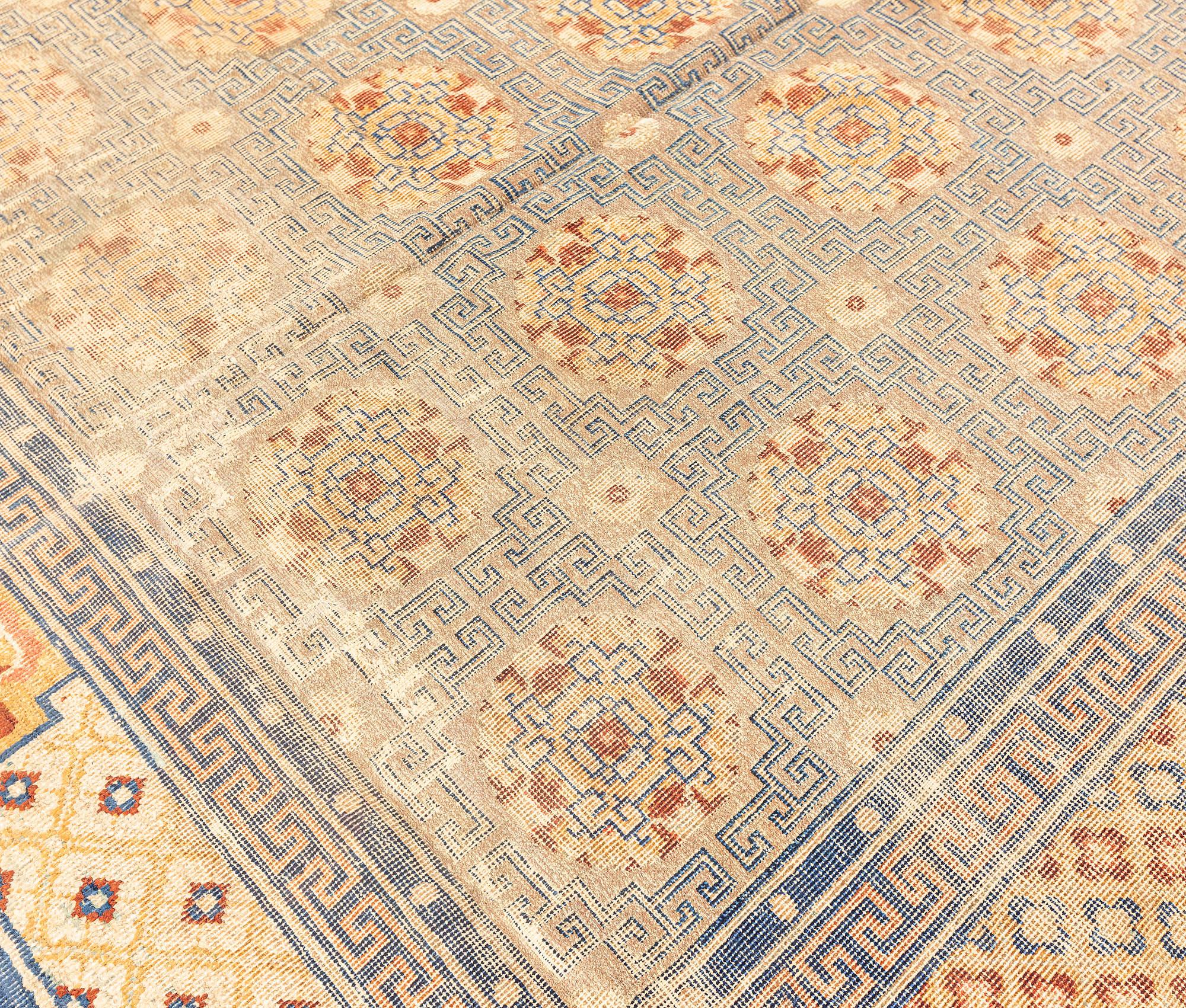 Antiker chinesischer handgefertigter Teppich aus Seide und Metallfaden im Zustand „Gut“ im Angebot in New York, NY