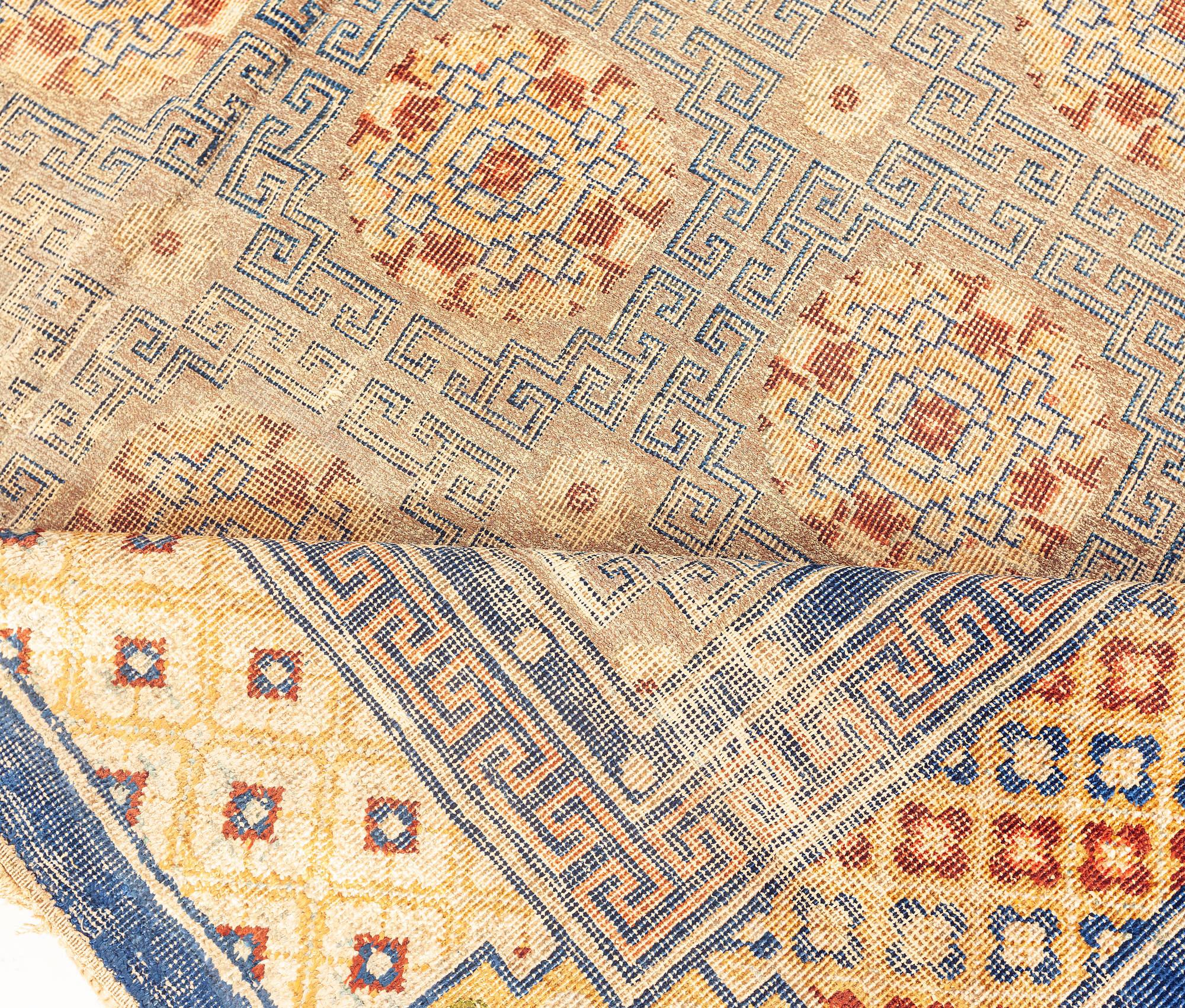 Antiker chinesischer handgefertigter Teppich aus Seide und Metallfaden (19. Jahrhundert) im Angebot