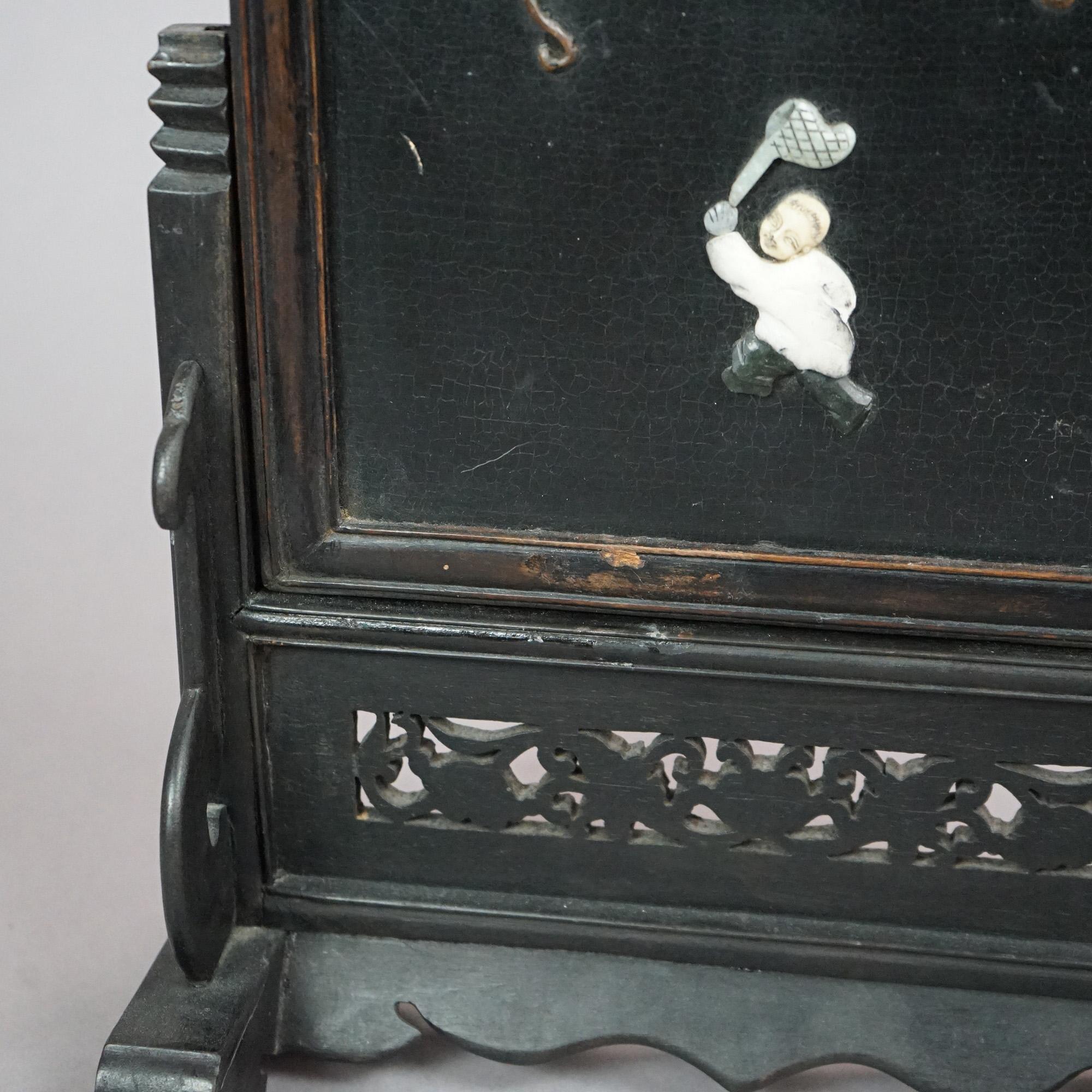 Antiker chinesischer Hartholz-Paneeltischschirm mit geschnitzten Hartsteinfiguren aus dem 19. Jahrhundert (Asiatisch) im Angebot