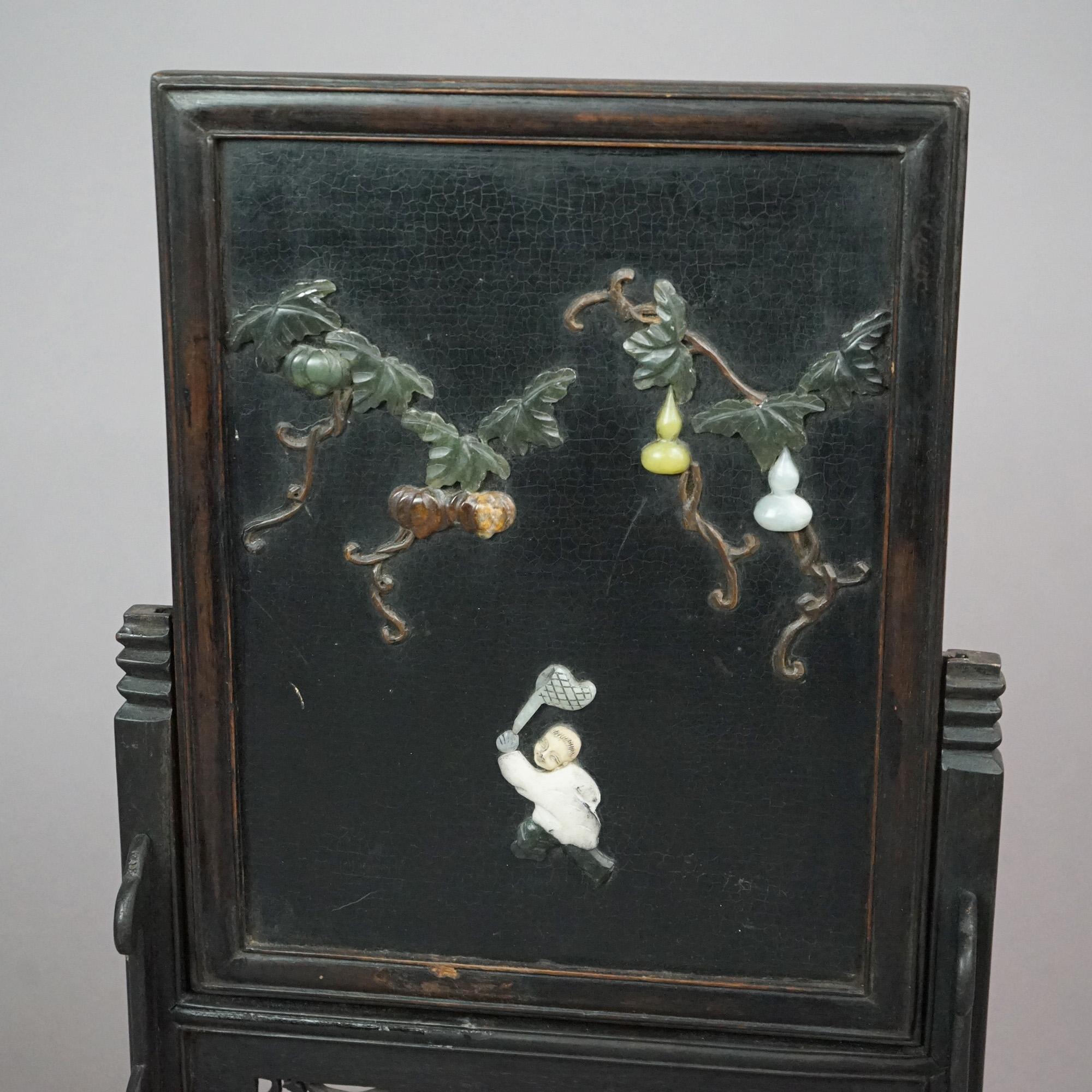 Antiker chinesischer Hartholz-Paneeltischschirm mit geschnitzten Hartsteinfiguren aus dem 19. Jahrhundert (Geschnitzt) im Angebot