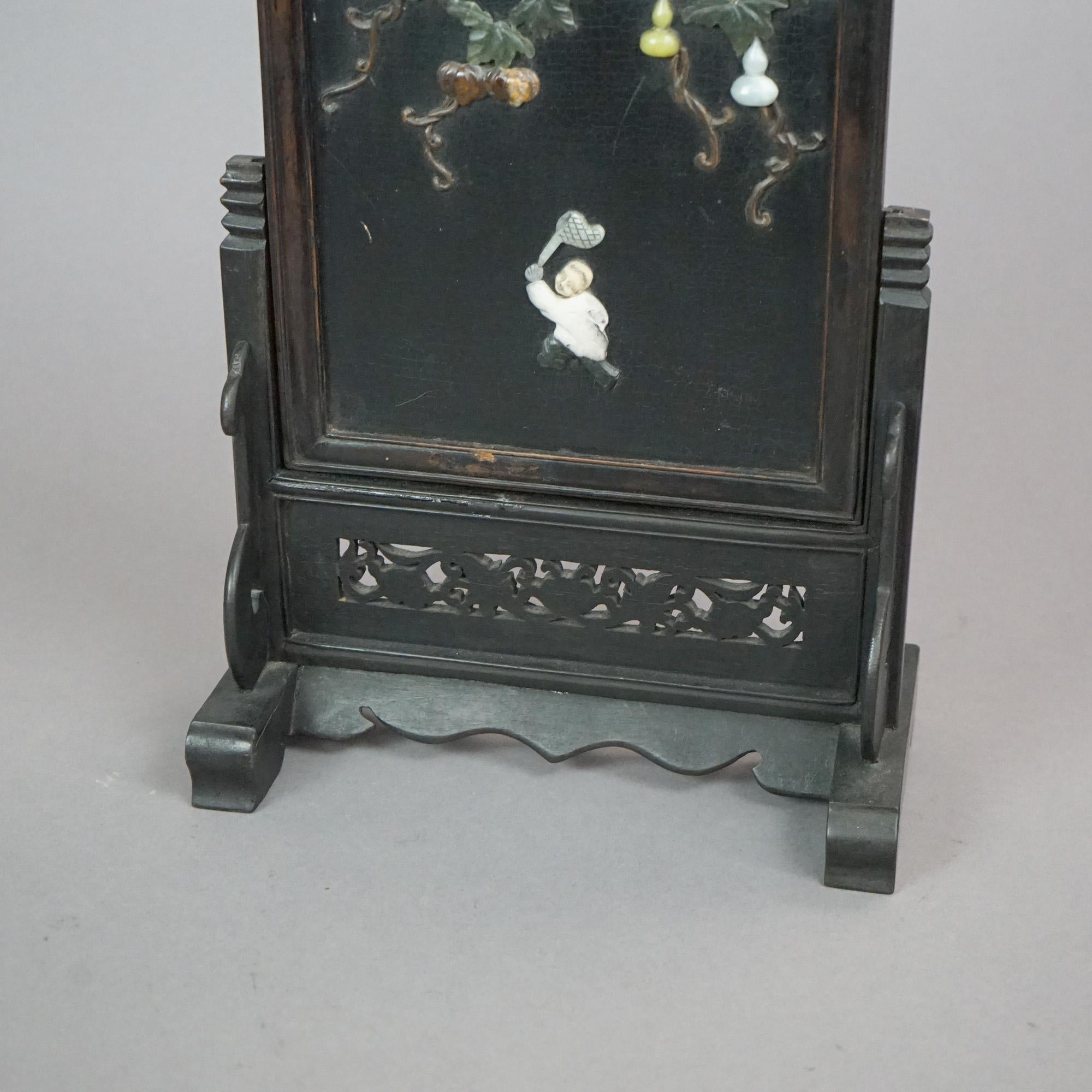Antiker chinesischer Hartholz-Paneeltischschirm mit geschnitzten Hartsteinfiguren aus dem 19. Jahrhundert im Zustand „Gut“ im Angebot in Big Flats, NY