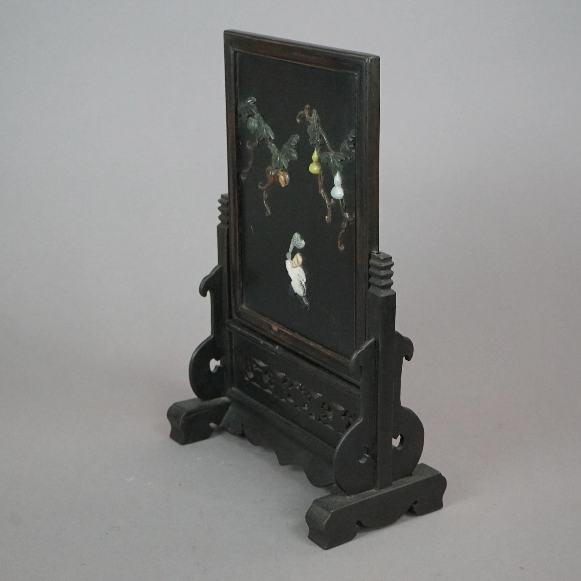 Antiker chinesischer Hartholz-Paneeltischschirm mit geschnitzten Hartsteinfiguren aus dem 19. Jahrhundert (Stein) im Angebot