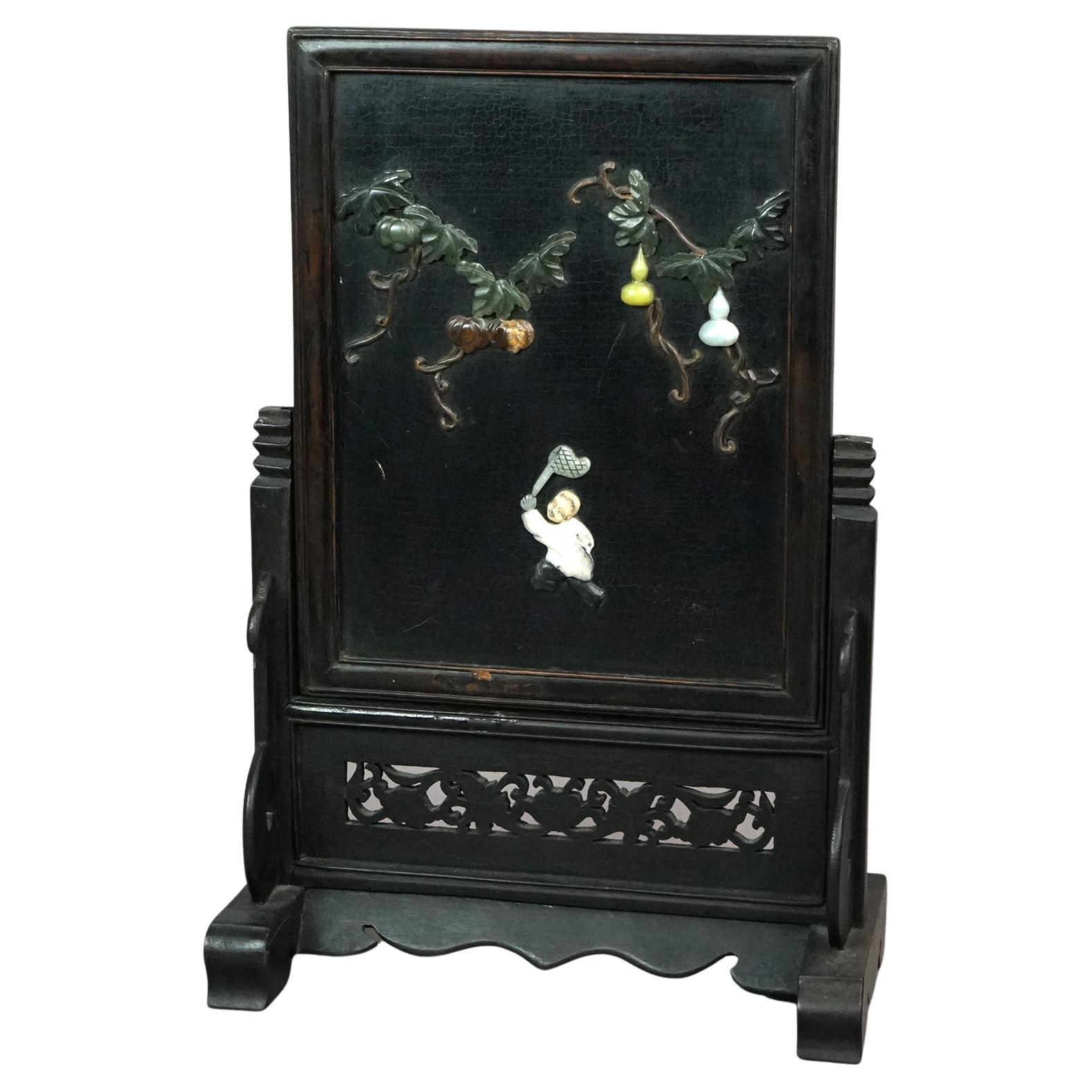 Antiker chinesischer Hartholz-Paneeltischschirm mit geschnitzten Hartsteinfiguren aus dem 19. Jahrhundert im Angebot