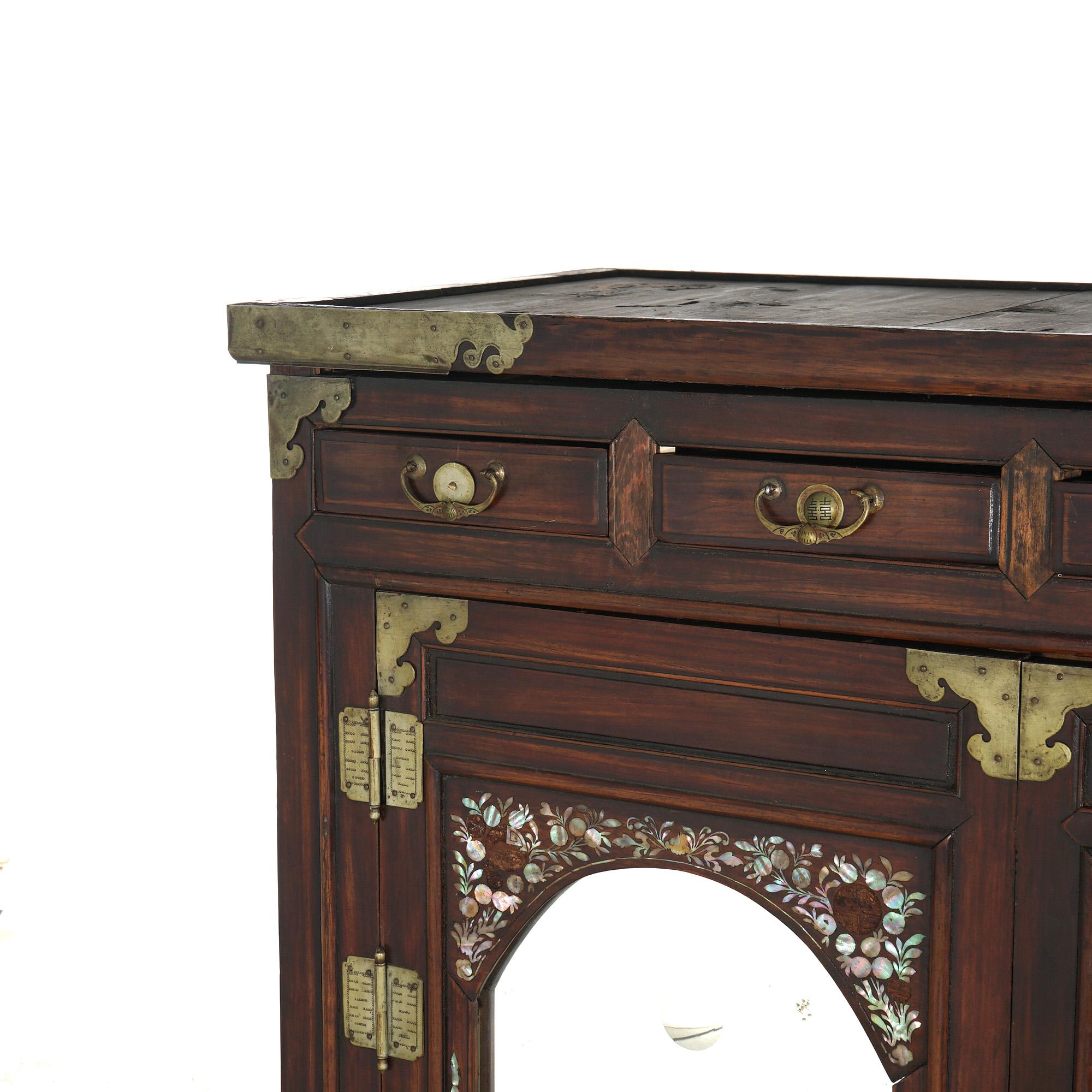 Antiker chinesischer Hartholz-Hochzeitsschrank mit Perlmutt-Intarsien aus dem 19. Jahrhundert im Zustand „Gut“ im Angebot in Big Flats, NY