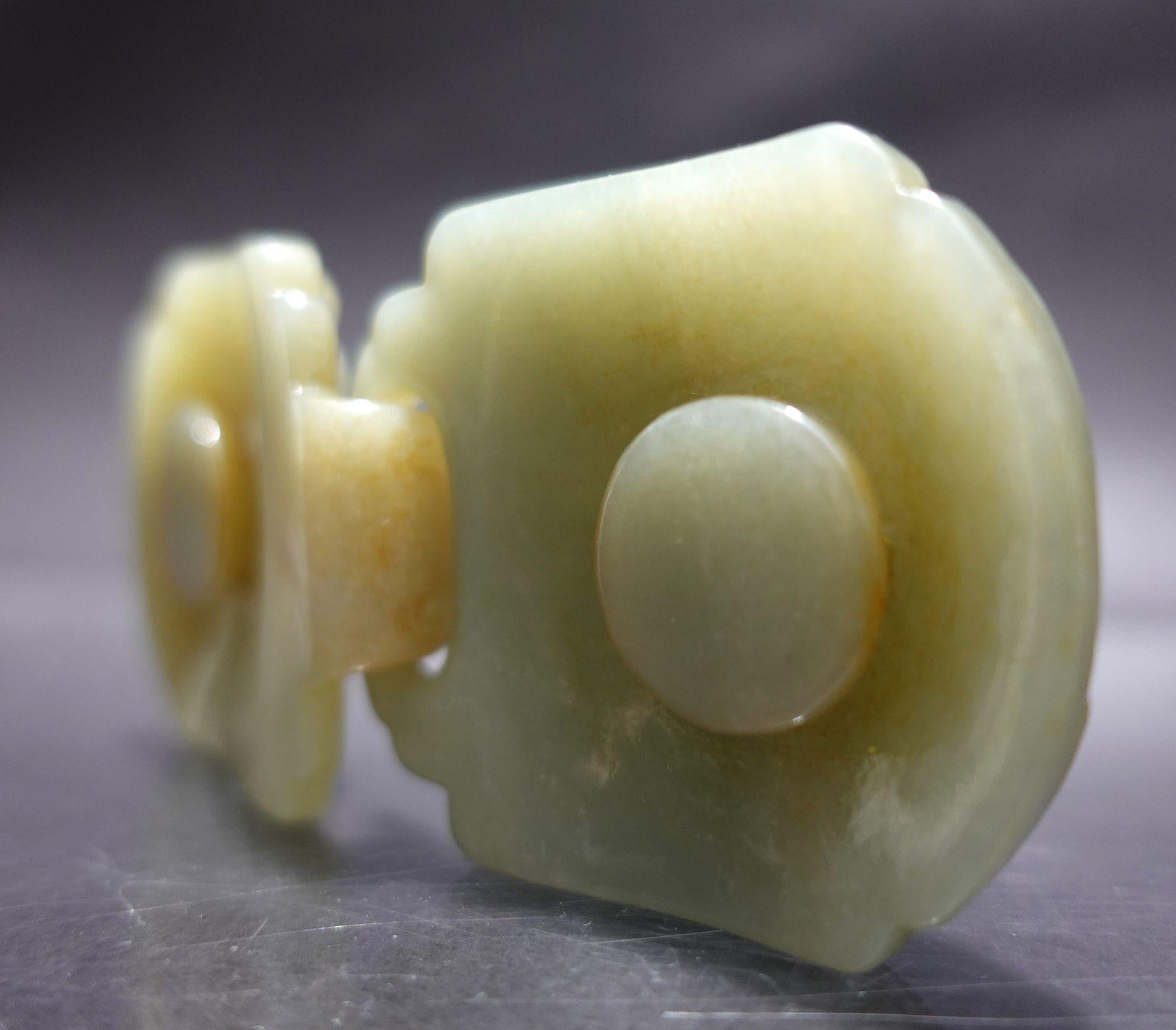 Antike chinesische Hetain Celedon Jade „Gürtelschnallen“ aus Jade  19. Jahrhundert (Handgeschnitzt) im Angebot