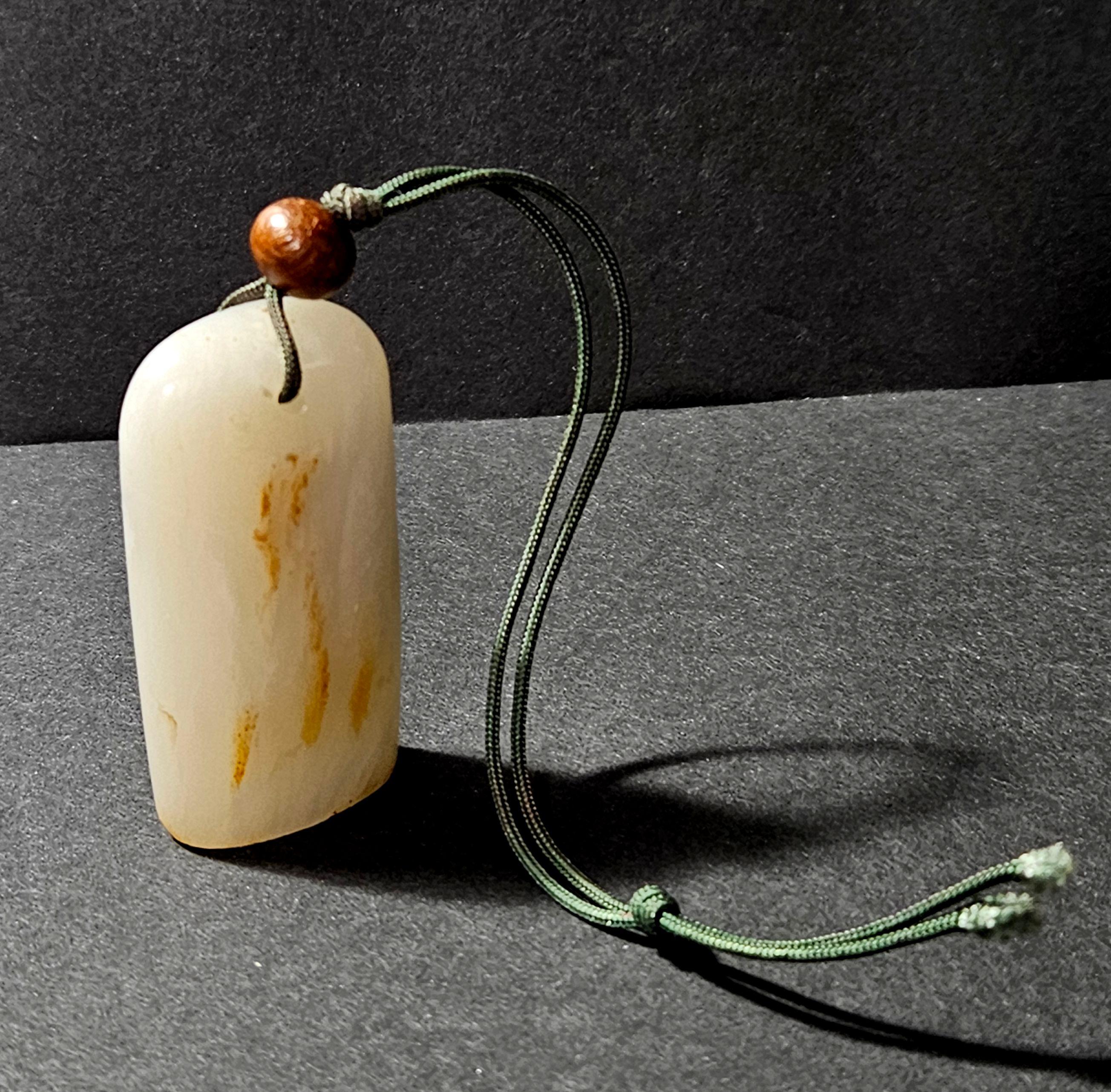 Un adorable et mignon Jade blanc Hetain antique sculpté à la main avec des marques rousses.

La 